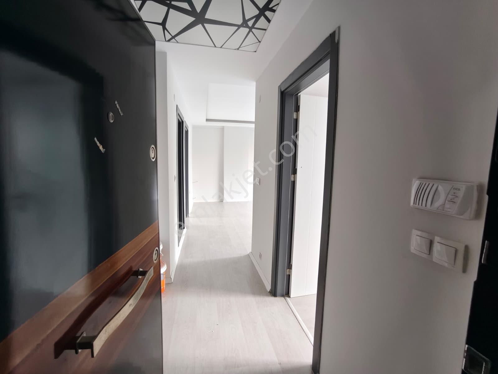 Kuşadası Merkezde Kiralık 2+1 Boş Daire Yeni Klima Ve Termosifon - Görsel 3