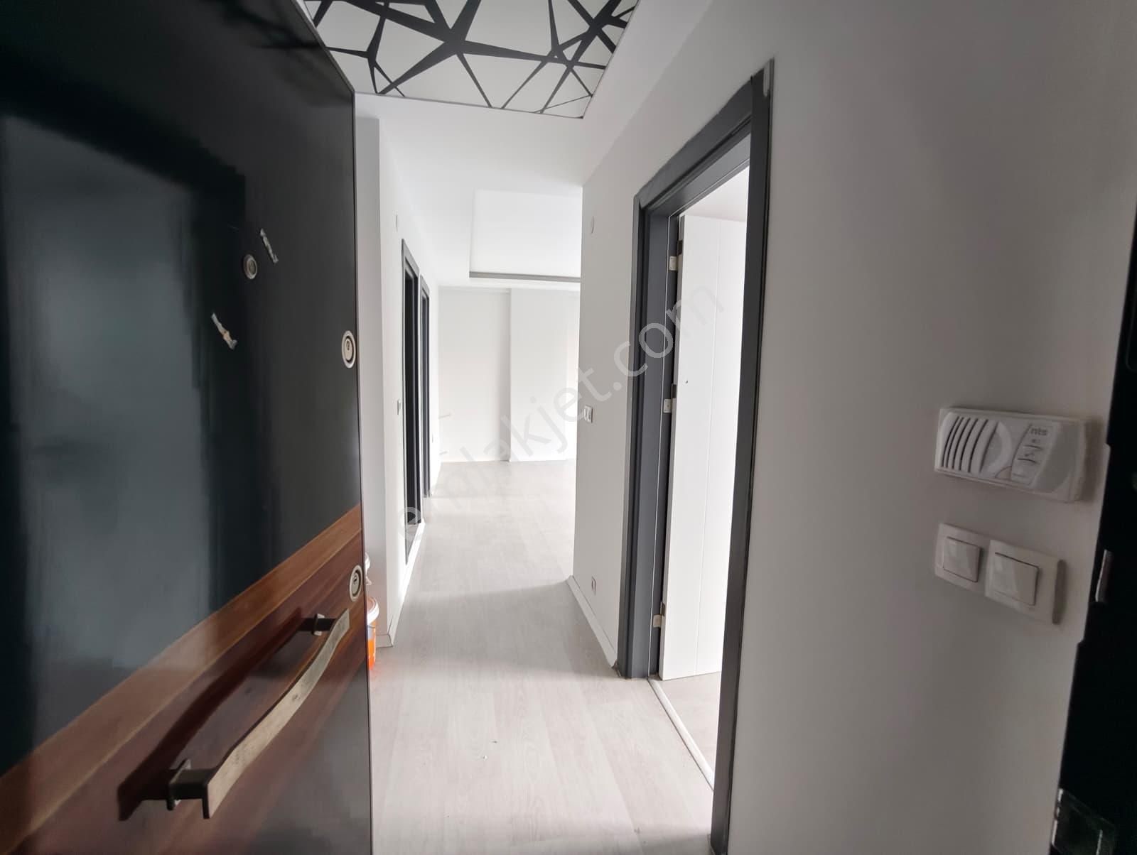 Kuşadası Merkezde Kiralık 2+1 Boş Daire Yeni Klima Ve Termosifon