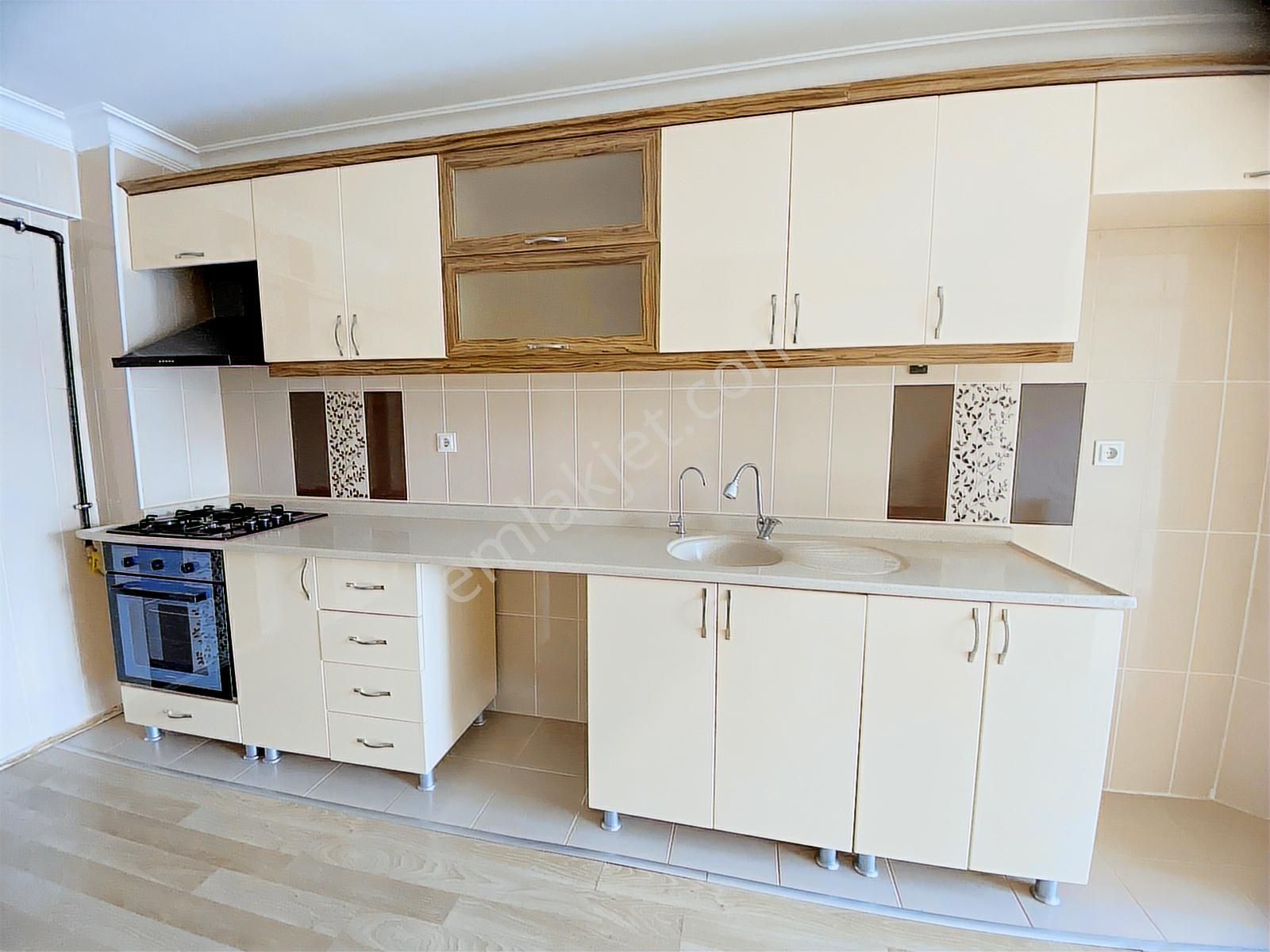 Yıldıztepe'de, 3. Kat, Yapılı, Ferah, Ana Cadde Arkası Kiralık!