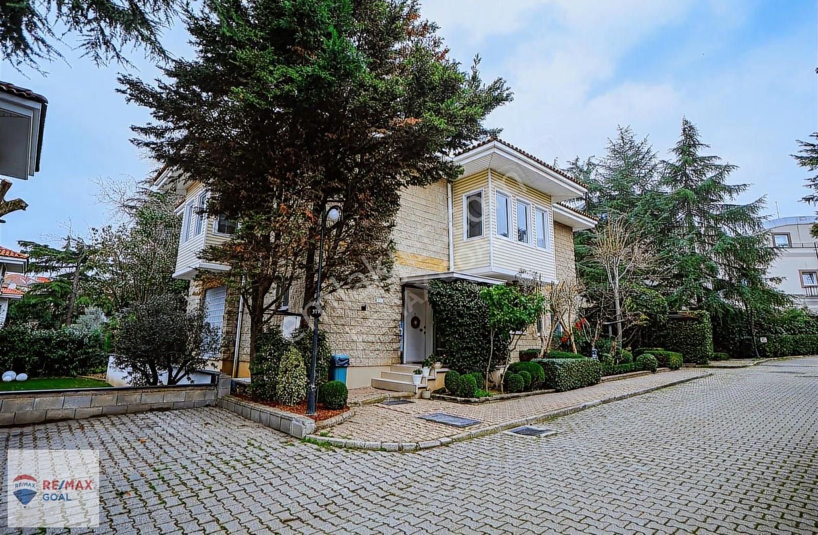 Burhaniye Çam Konakları'nda Satılık Lüks 8+1 Villa - Görsel 2