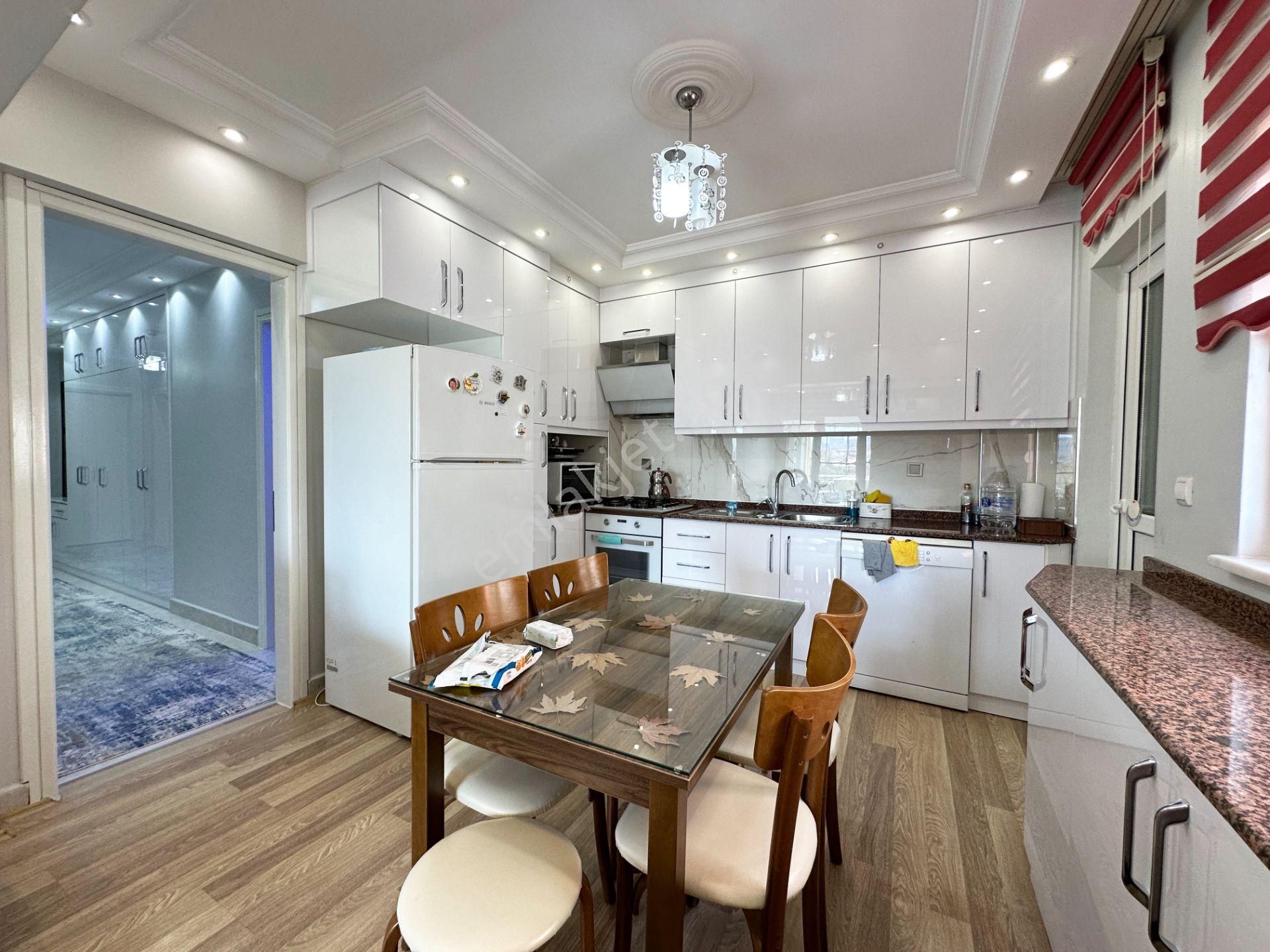 Selçukbey'de Sitede Kiracılı Eşyalı 3+1 Ebeveyn Banyolu Arakat Daire