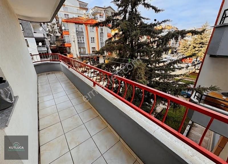 Ayvalıda Özlem Caddesi Üzernde Ön Cephe Ferah 2+1 95 M² 2. Kat! - Görsel 3