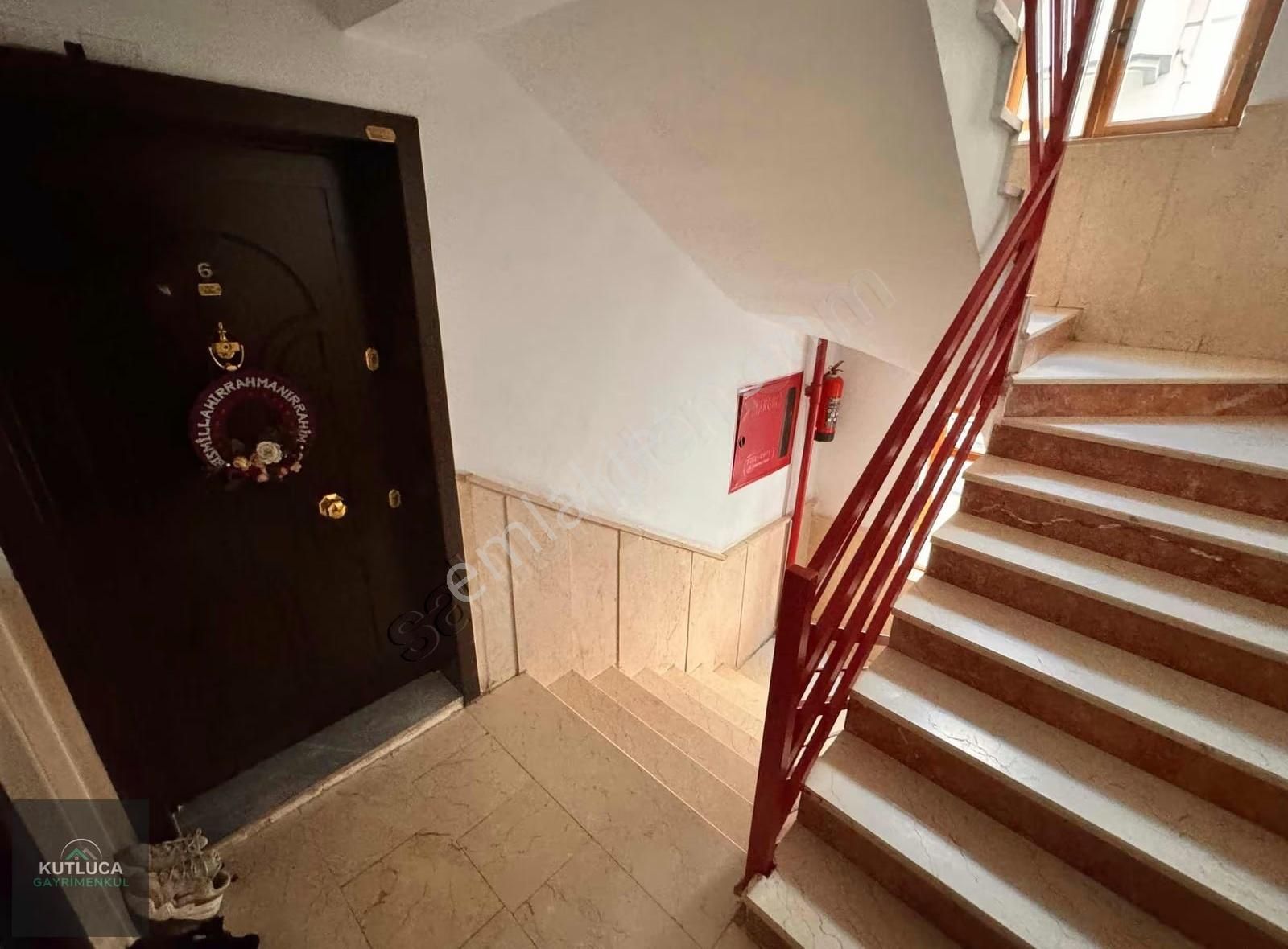 Ayvalıda Özlem Caddesi Üzernde Ön Cephe Ferah 2+1 95 M² 2. Kat! - Görsel 24