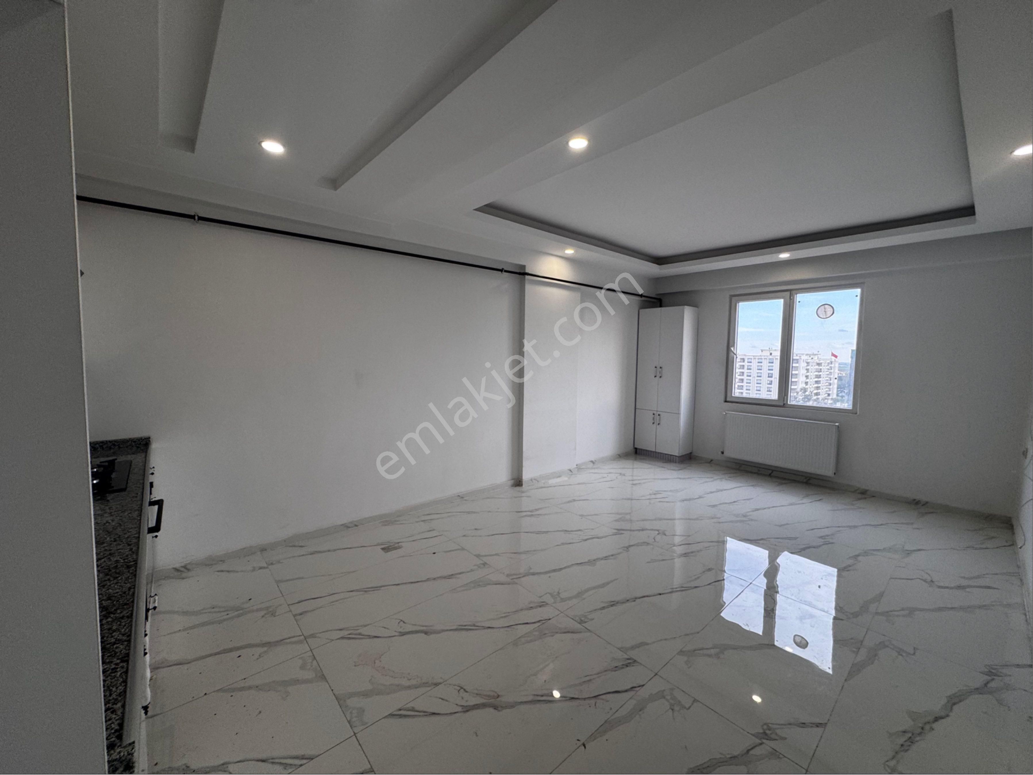 Kırmızı Gayrimenkulden 1+1 Eşyasız