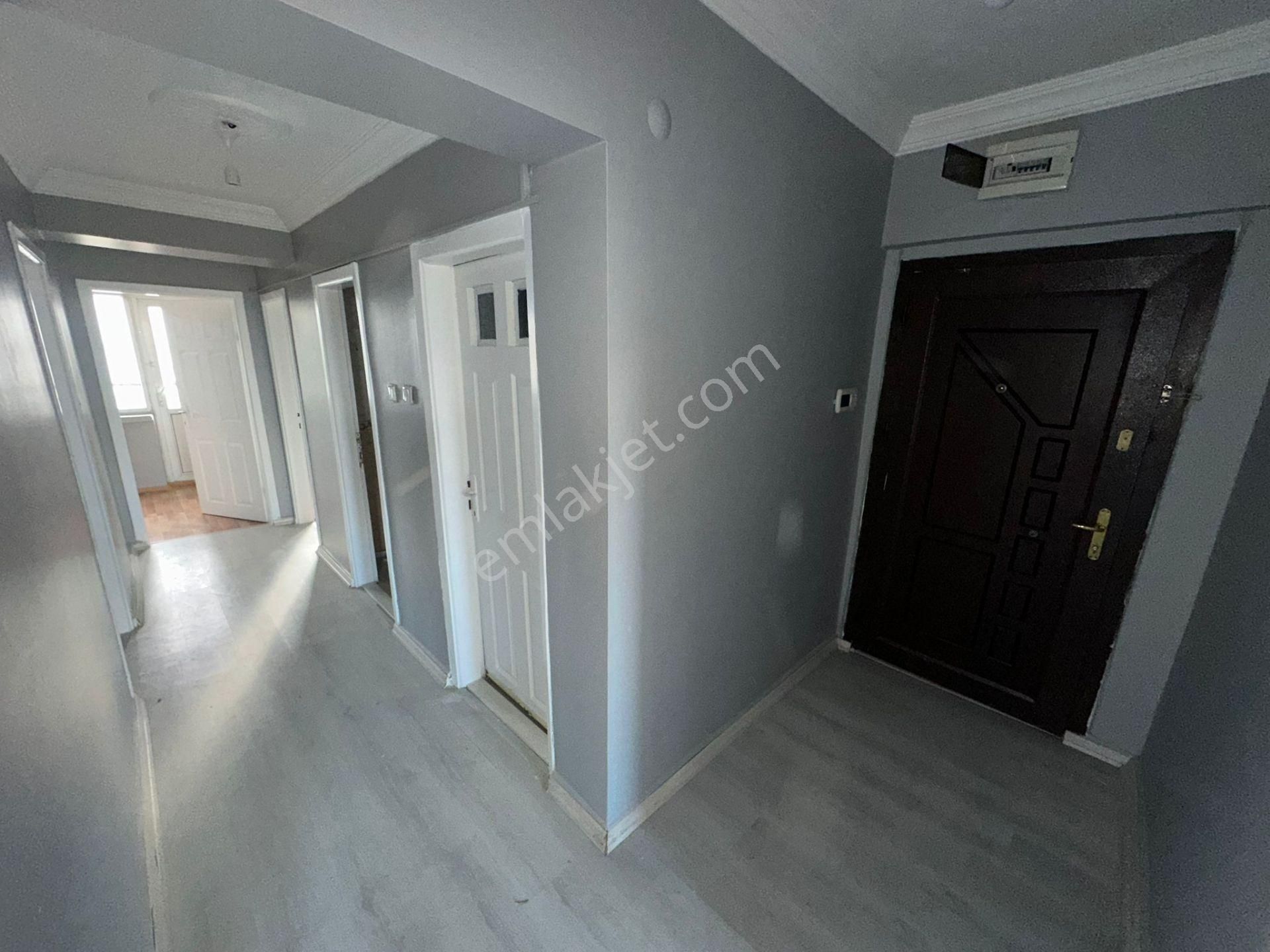 Sincan 12.cadde Üzerinde Site İçinde 3.kat Ön Cephe Salon Bağımsız Kiralık Daire - Görsel 11