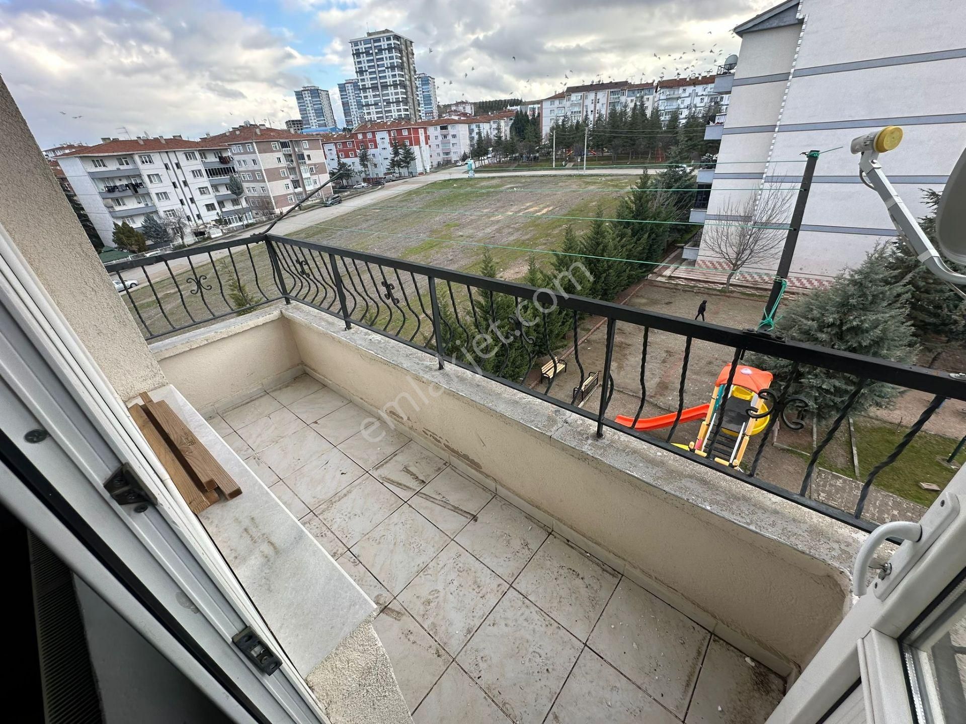 Sincan 12.cadde Üzerinde Site İçinde 3.kat Ön Cephe Salon Bağımsız Kiralık Daire - Görsel 28