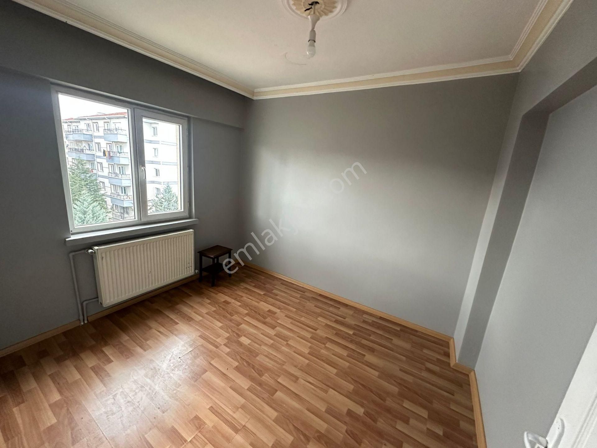 Sincan 12.cadde Üzerinde Site İçinde 3.kat Ön Cephe Salon Bağımsız Kiralık Daire - Görsel 35