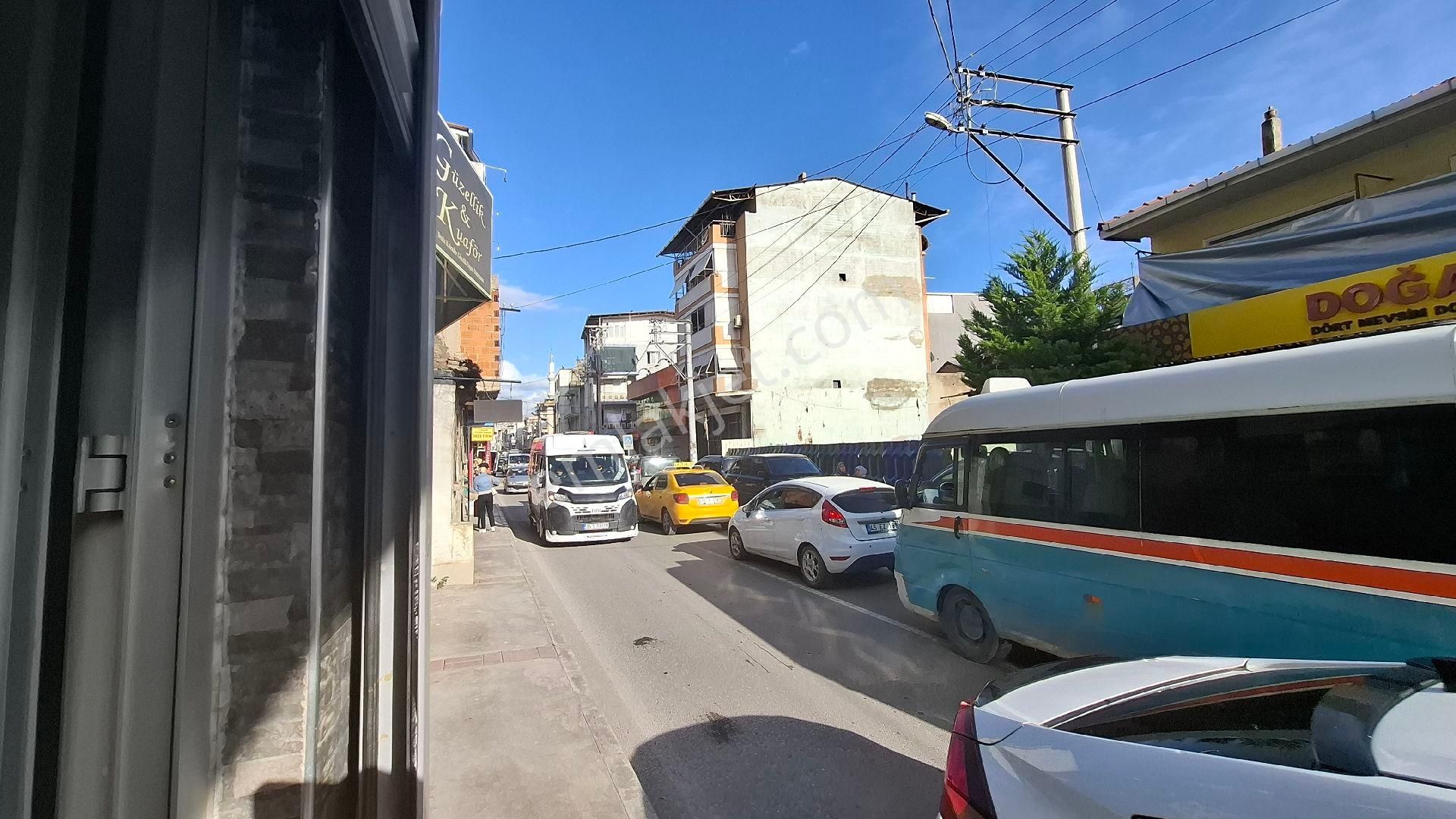 Bayraklı Çay Mah.’ De Anayol Üzerinde, Yüksek Tabela Değerine Sahip 85 M² Kiralık İşyeri Fırsatı - Görsel 2