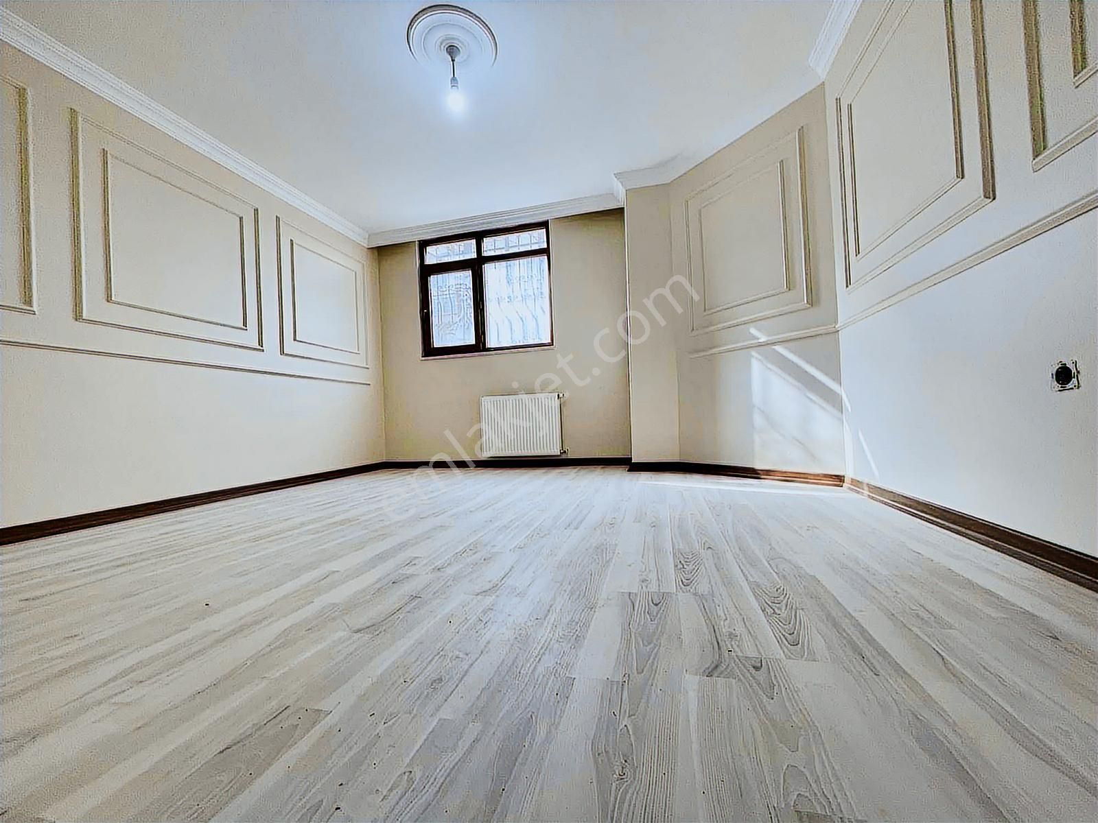 Eser Yapıdan Satılık1+1 Cadde Yakını Yüksek Camlı Bahçe Katı