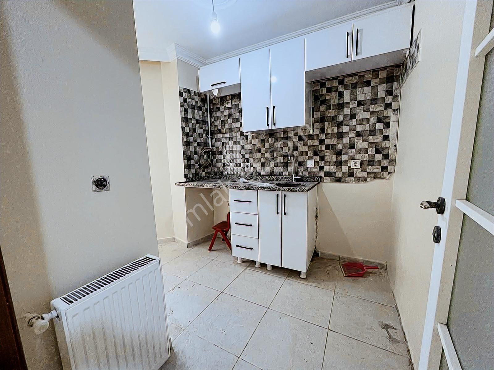 Eser Yapıdan Satılık1+1 Cadde Yakını Yüksek Camlı Bahçe Katı - Görsel 3