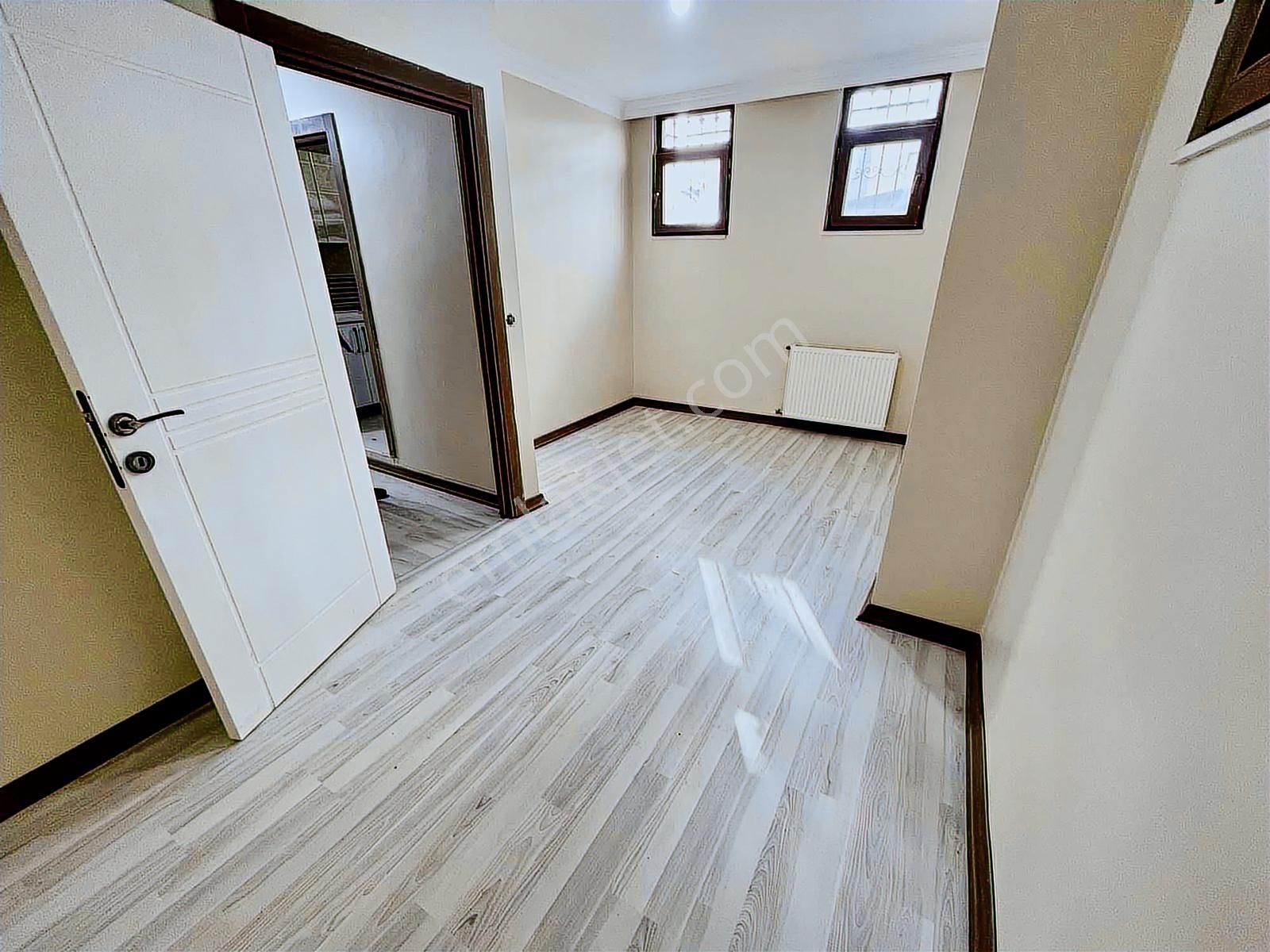 Eser Yapıdan Satılık1+1 Cadde Yakını Yüksek Camlı Bahçe Katı - Görsel 8