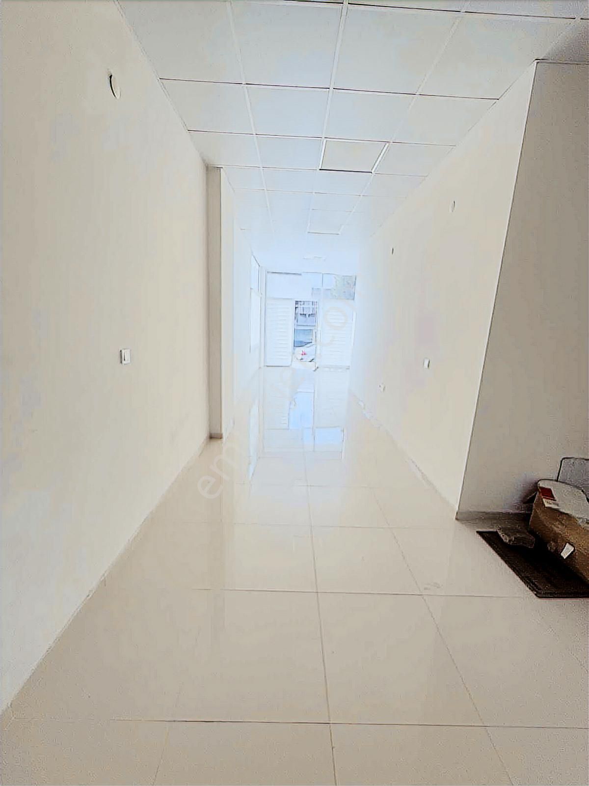 Azur Gayrimenkulden İşlek Cadee Üzeri Köşe Kiralık Dükkan - Görsel 2