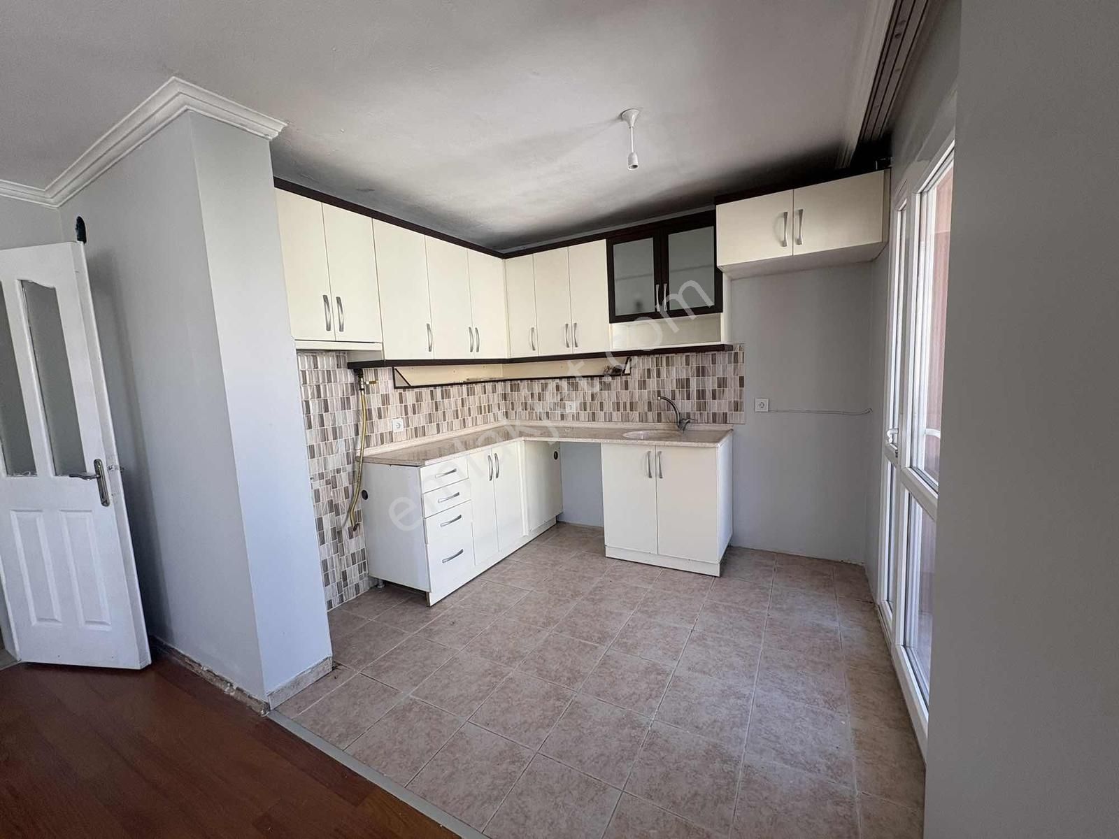 Egekentte Sınırsız Kredi İmkanı Ara Kat Kombili Tadilatlı 2+1 - Görsel 14