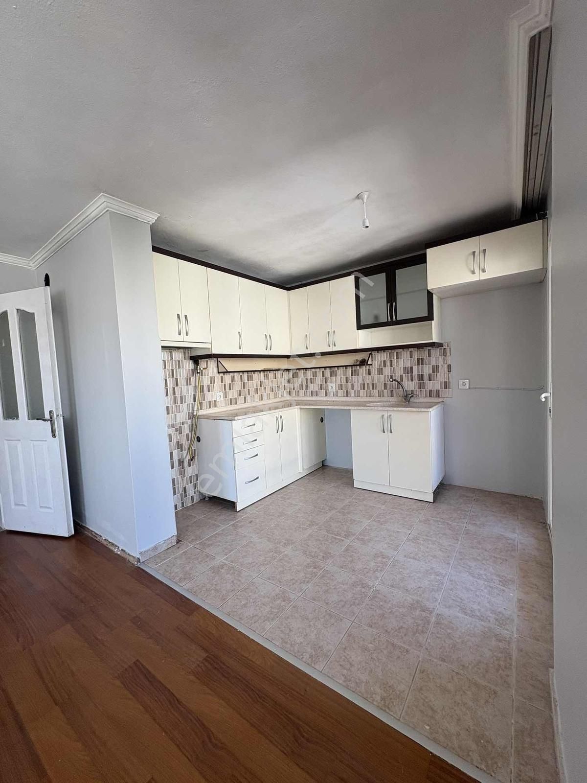 Egekentte Sınırsız Kredi İmkanı Ara Kat Kombili Tadilatlı 2+1 - Görsel 13