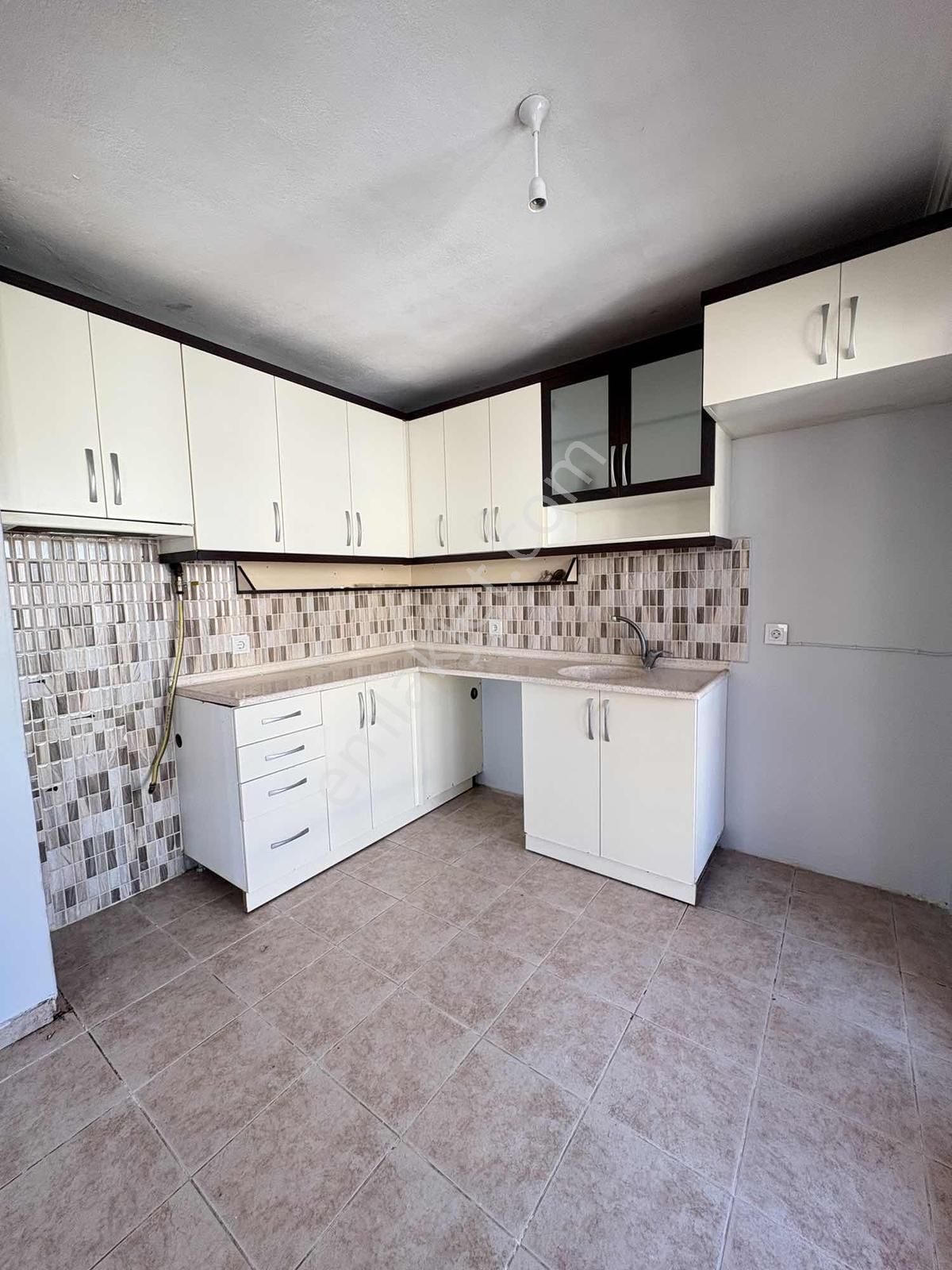 Egekentte Sınırsız Kredi İmkanı Ara Kat Kombili Tadilatlı 2+1