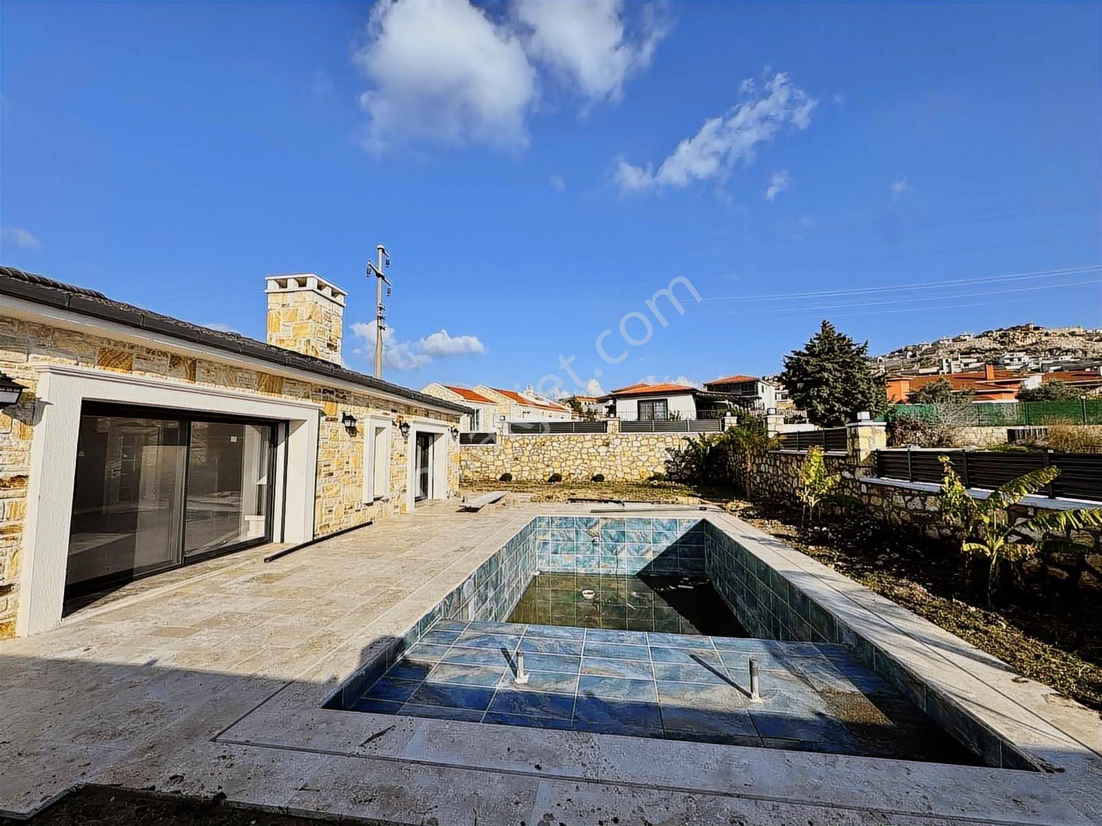 Foçaköy De Müstakil Havuzlu Tek Katlı 3+1 Taş Villa - Görsel 27