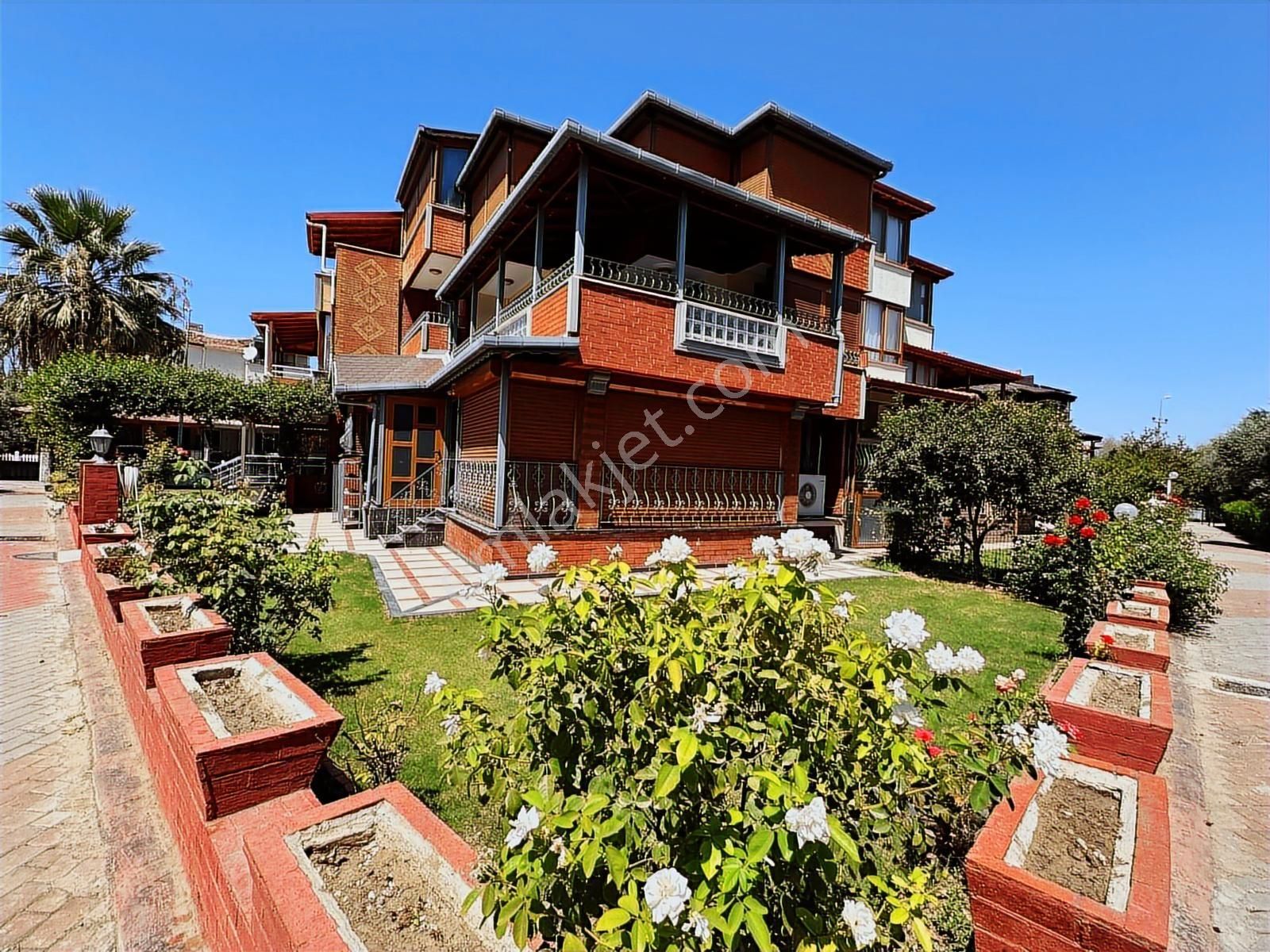 Kuşadası Davutlar'da 5+2 Eşyalı Satılık Villa