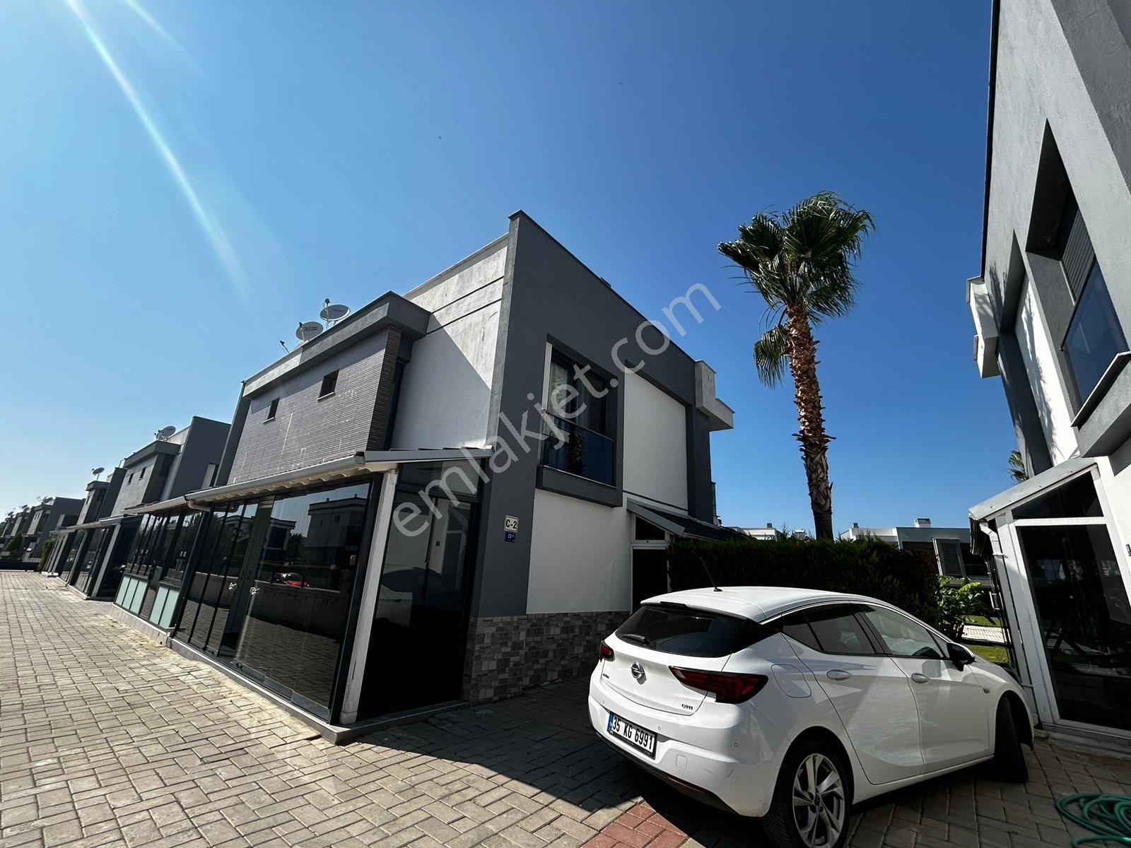 Kuşadası Sevgi Plajı Mevkii 3+1 Villa