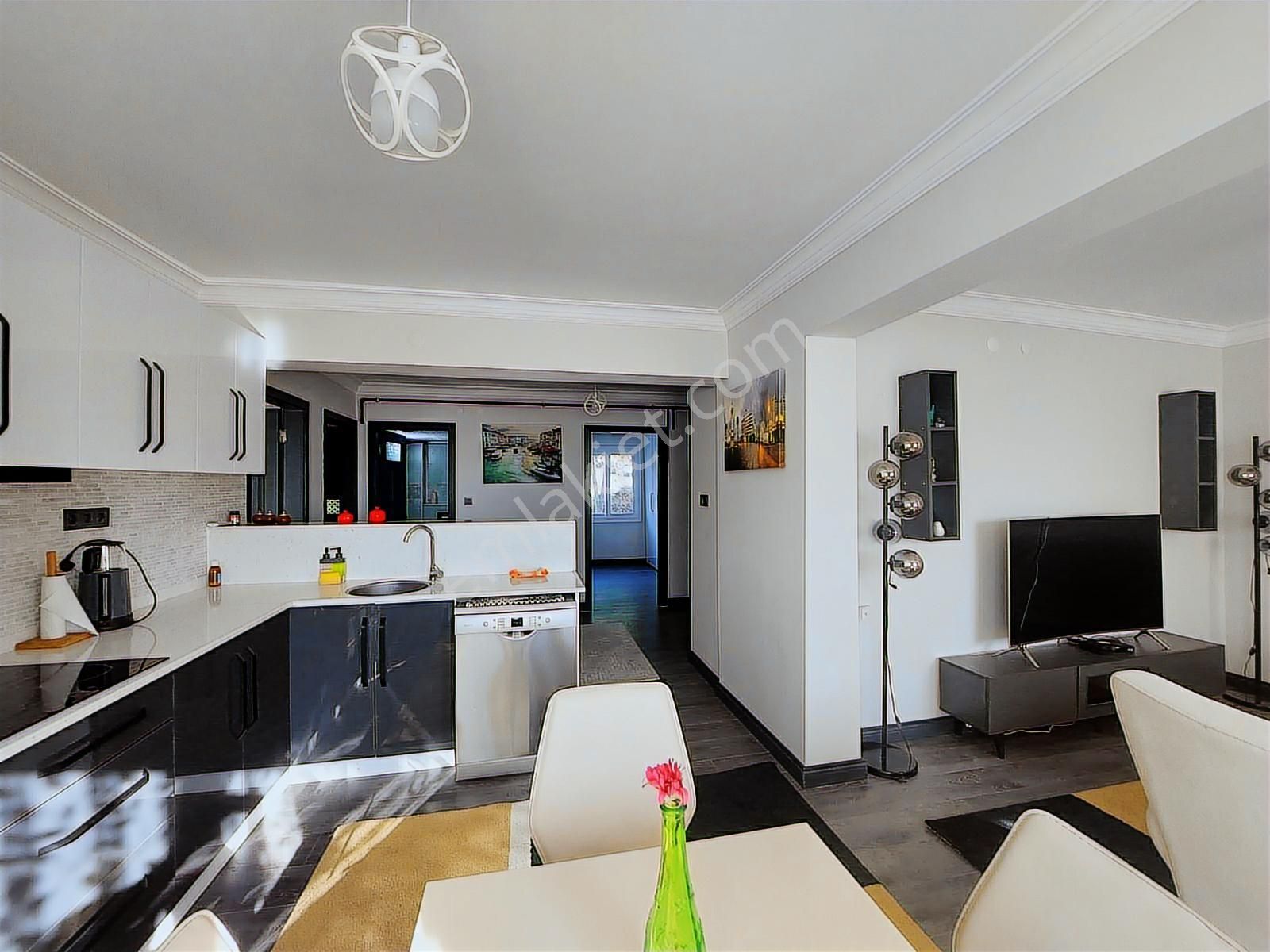 Kuşadası Kadınlar Denizinde 3+1 Doğalgazlı Daire