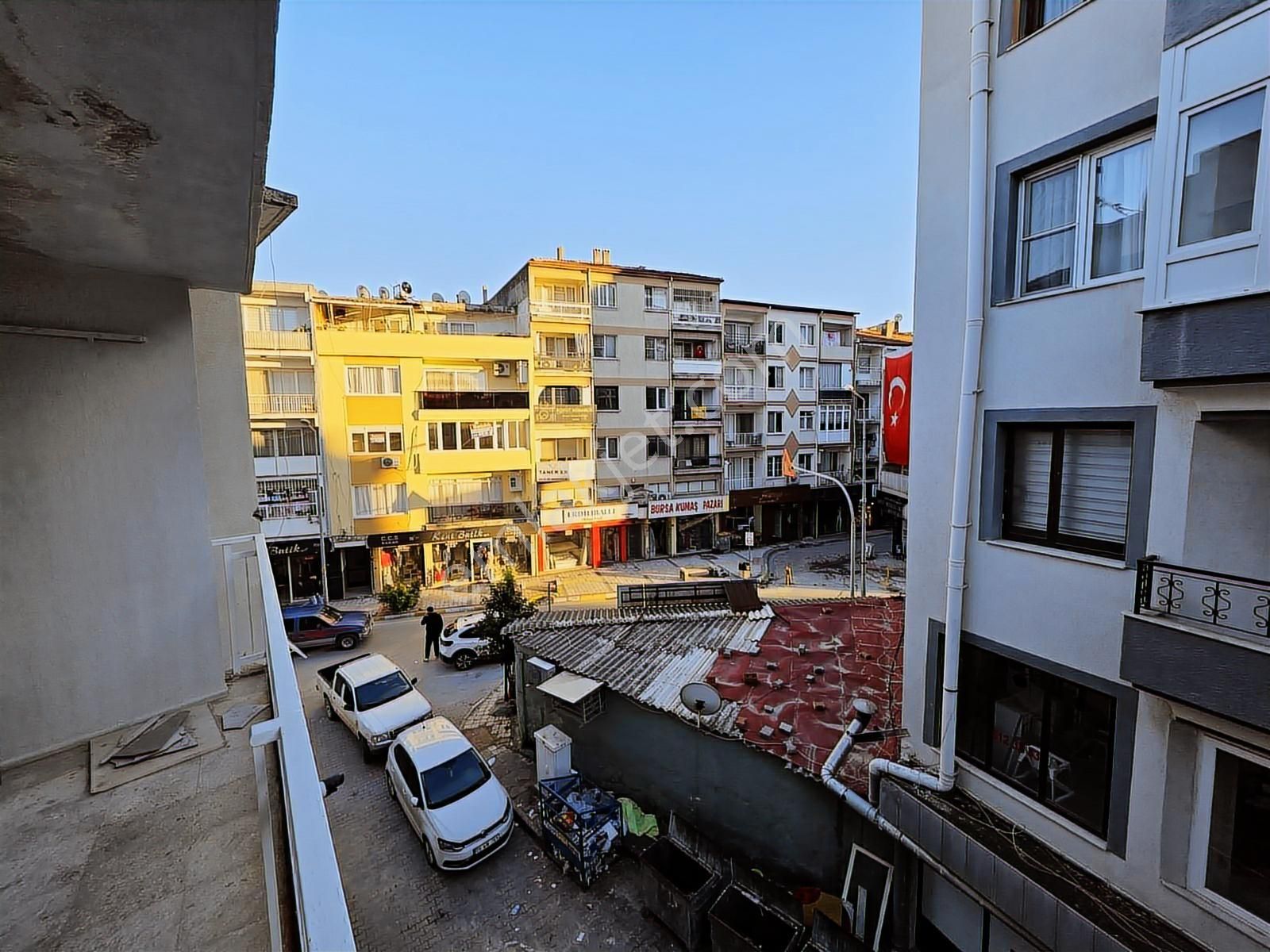 Söke Konak Mah.çarşı Merkezde 3+1 Kapalı Mutfak