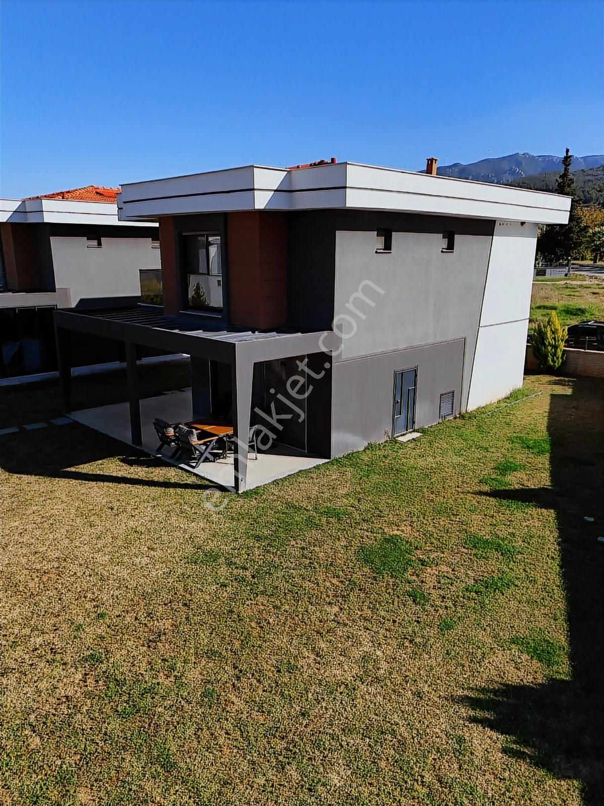 Kuşadası Davutlar Tek Müstakil Geniş Bahçeli 4+1 Villa - Görsel 2