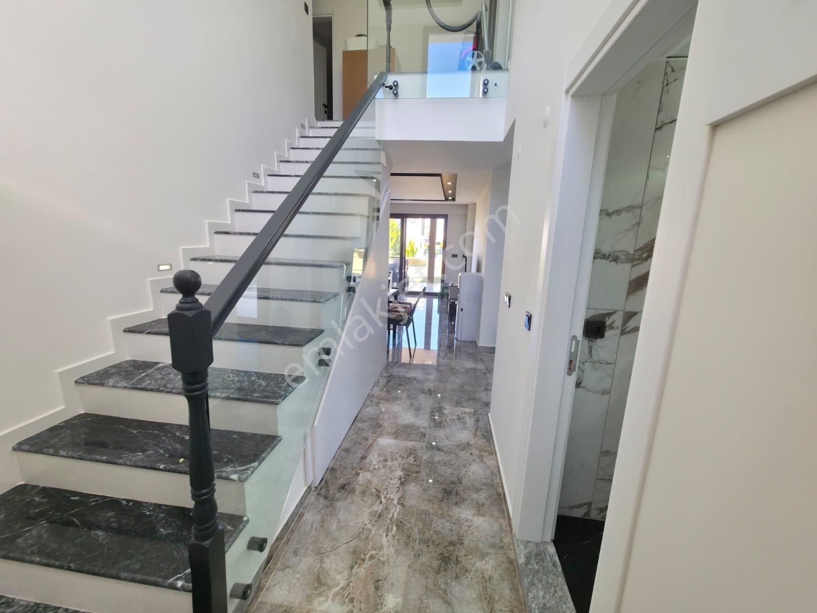 Kuşadası Davutlar Tek Müstakil Geniş Bahçeli 4+1 Villa - Görsel 26