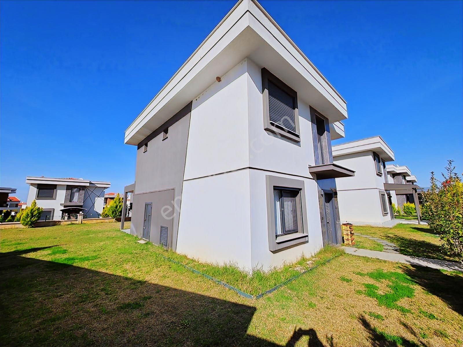 Kuşadası Davutlar Tek Müstakil Geniş Bahçeli 4+1 Villa