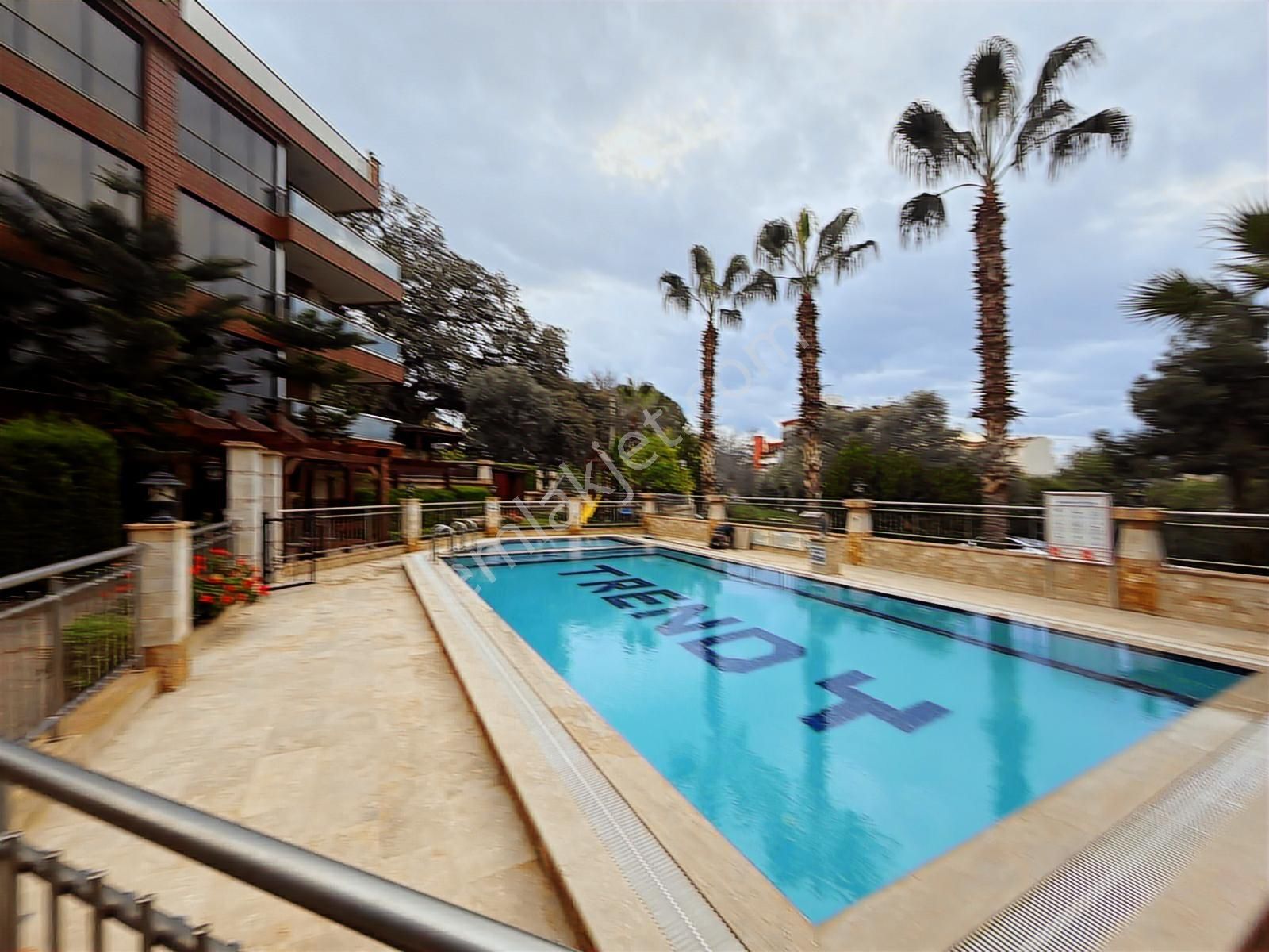 Kuşdası Marinaya Yürüme Mesafesinde Geniş Ferah Bir Dire