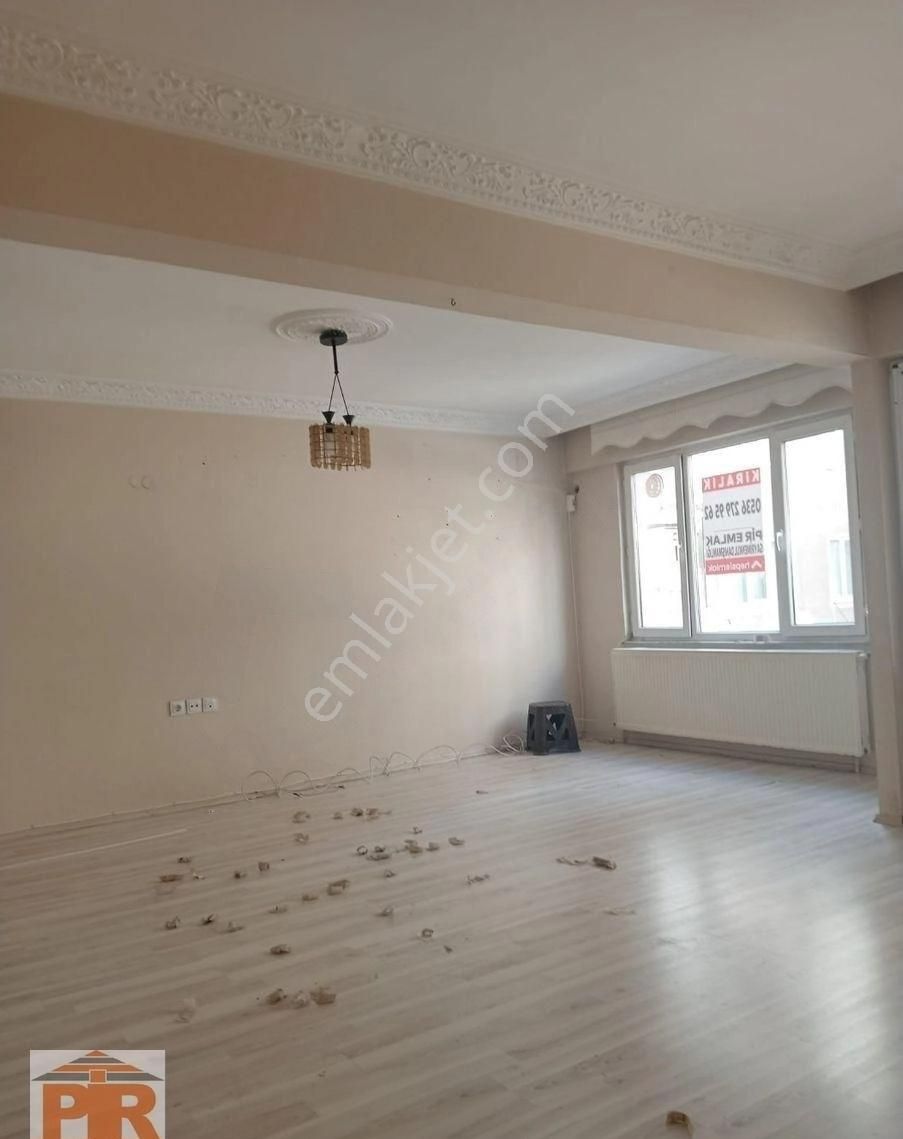 Eski Pazar Caddesinde 2+1 Kiralık Daire - Görsel 2
