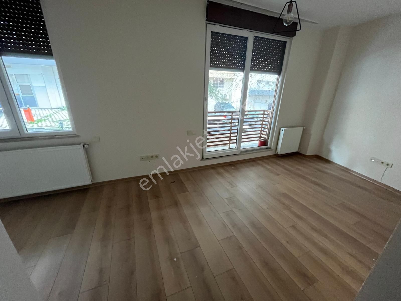 Küçükyalı 63'de Ön Cephe Prestijli Binada Katta 1+1