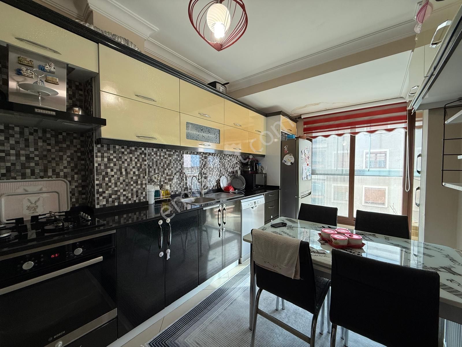 Remax Arma'dan Karabağlar Vatan Mahallesinde Satılık 3+1 Daire