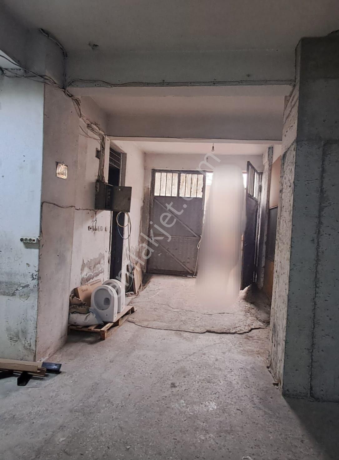 Yenimahallede Kiralık Giriş Dükkan Cadde Üzeri (oto Tamirede Uygun) - Görsel 4