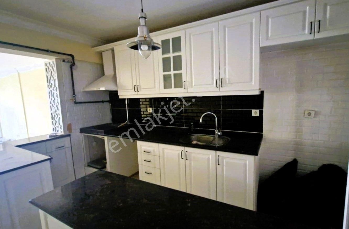 Göztepe’de Sahile Çok Yakın Asansörlü Ara Kat 3+1