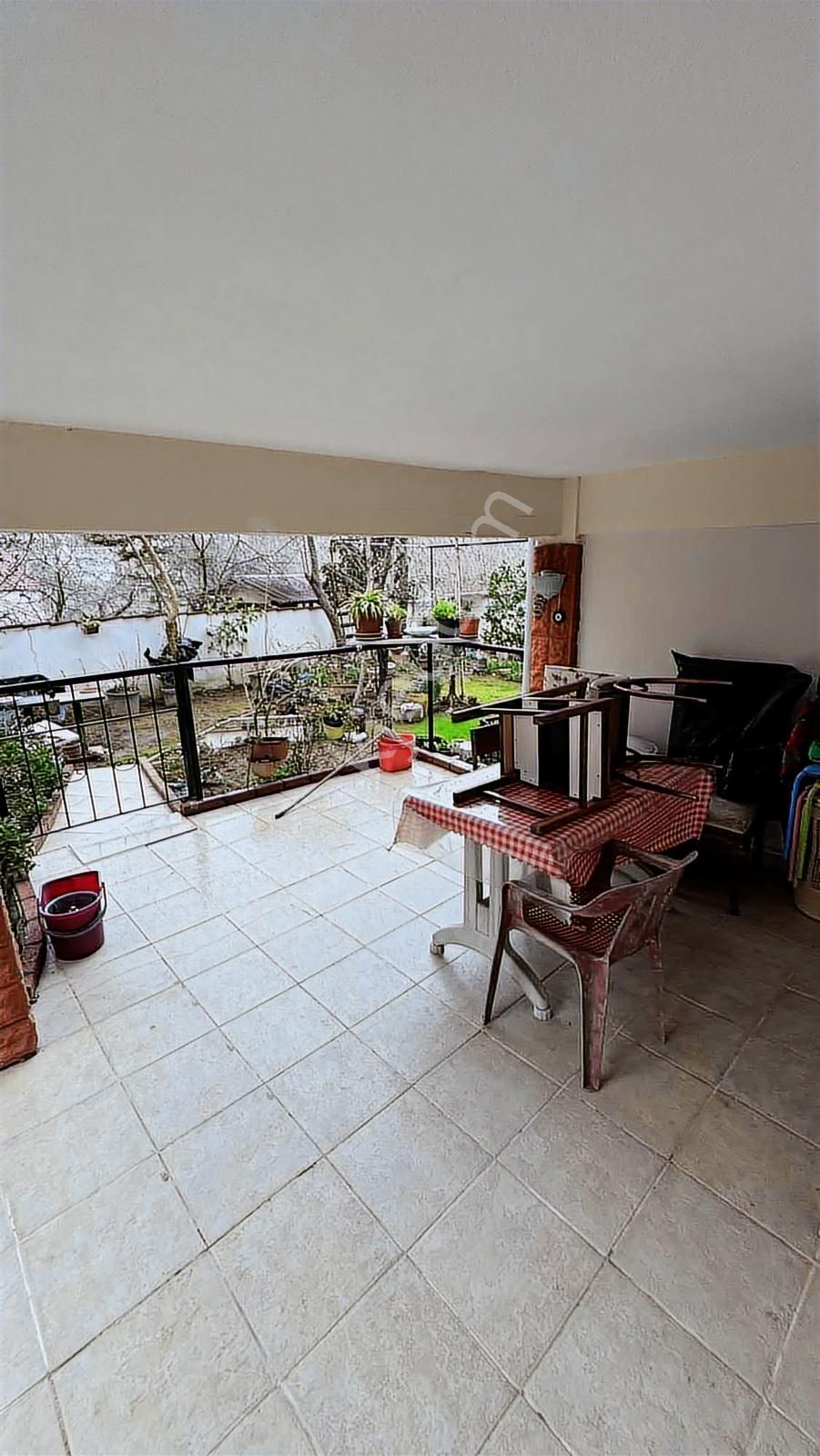 Sarıyer Yeniköy'de 1+1 Bahçe Katı Daire