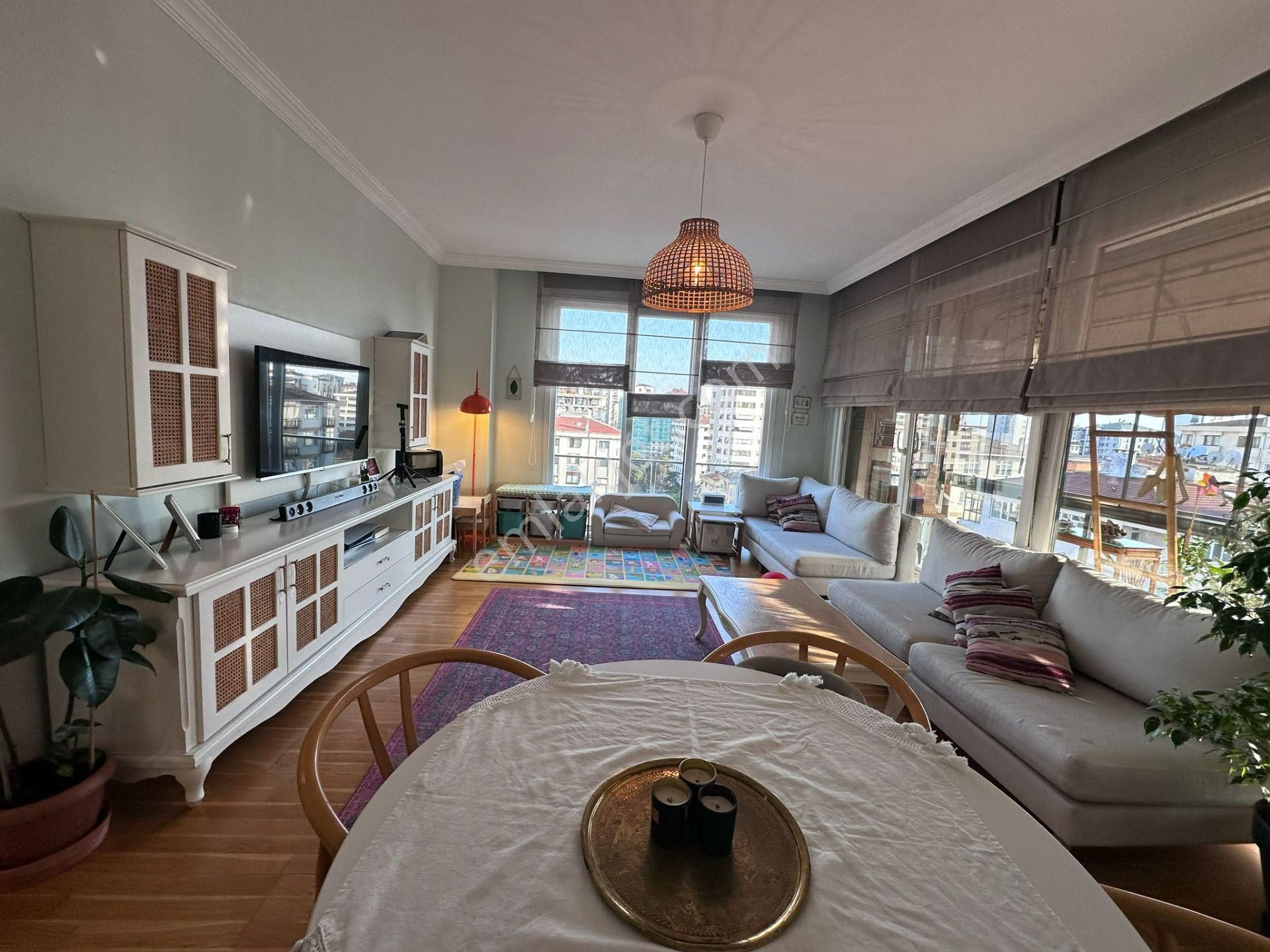 Erenköy De Marmaraya Çok Yakın Konumda Genç Binada 3+1 Balkonlu