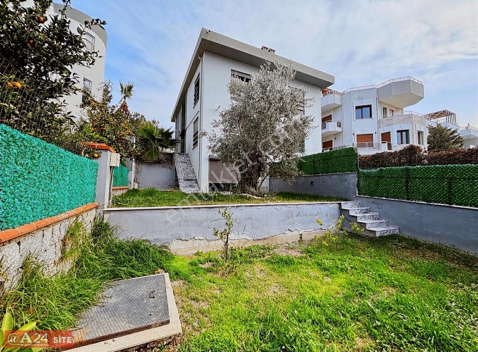 Güzelbahçe Çelebi Kolejler Bölgesinde Geniş Bahçeli Villa - Görsel 10