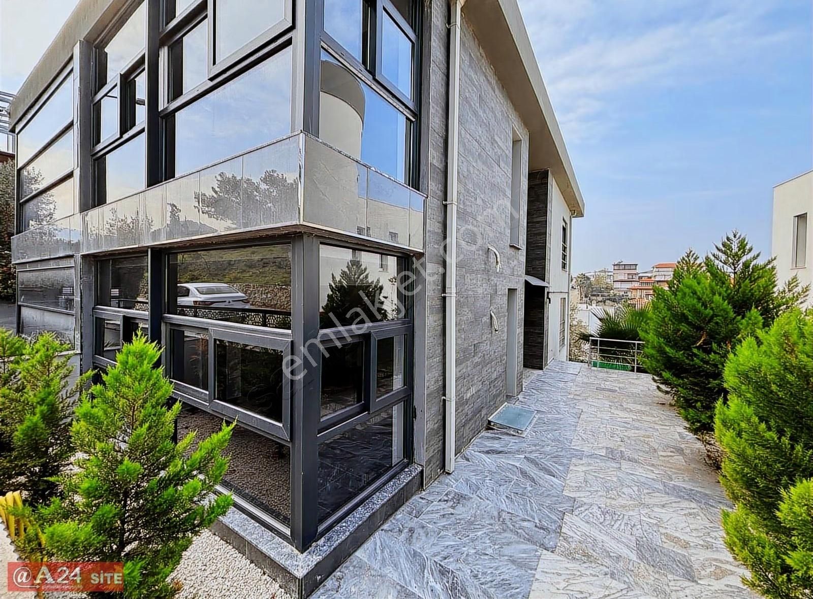 Güzelbahçe Çelebi Kolejler Bölgesinde Geniş Bahçeli Villa