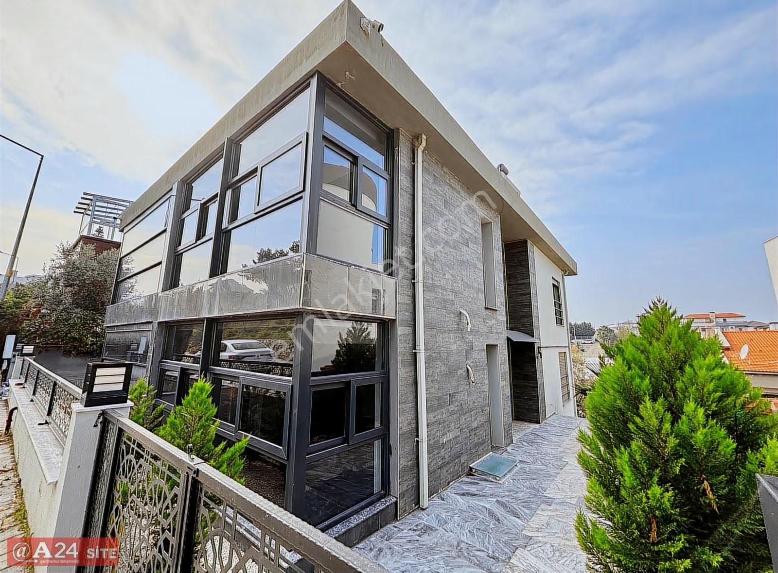 Güzelbahçe Çelebi Kolejler Bölgesinde Geniş Bahçeli Villa - Görsel 26