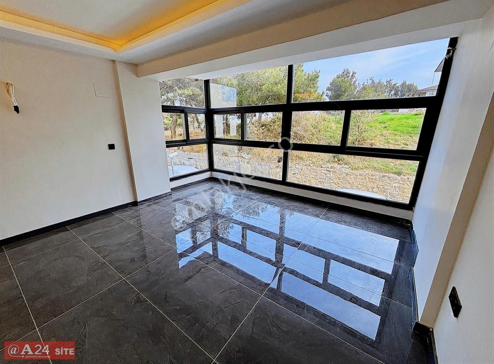 Güzelbahçe Çelebi Kolejler Bölgesinde Geniş Bahçeli Villa - Görsel 9