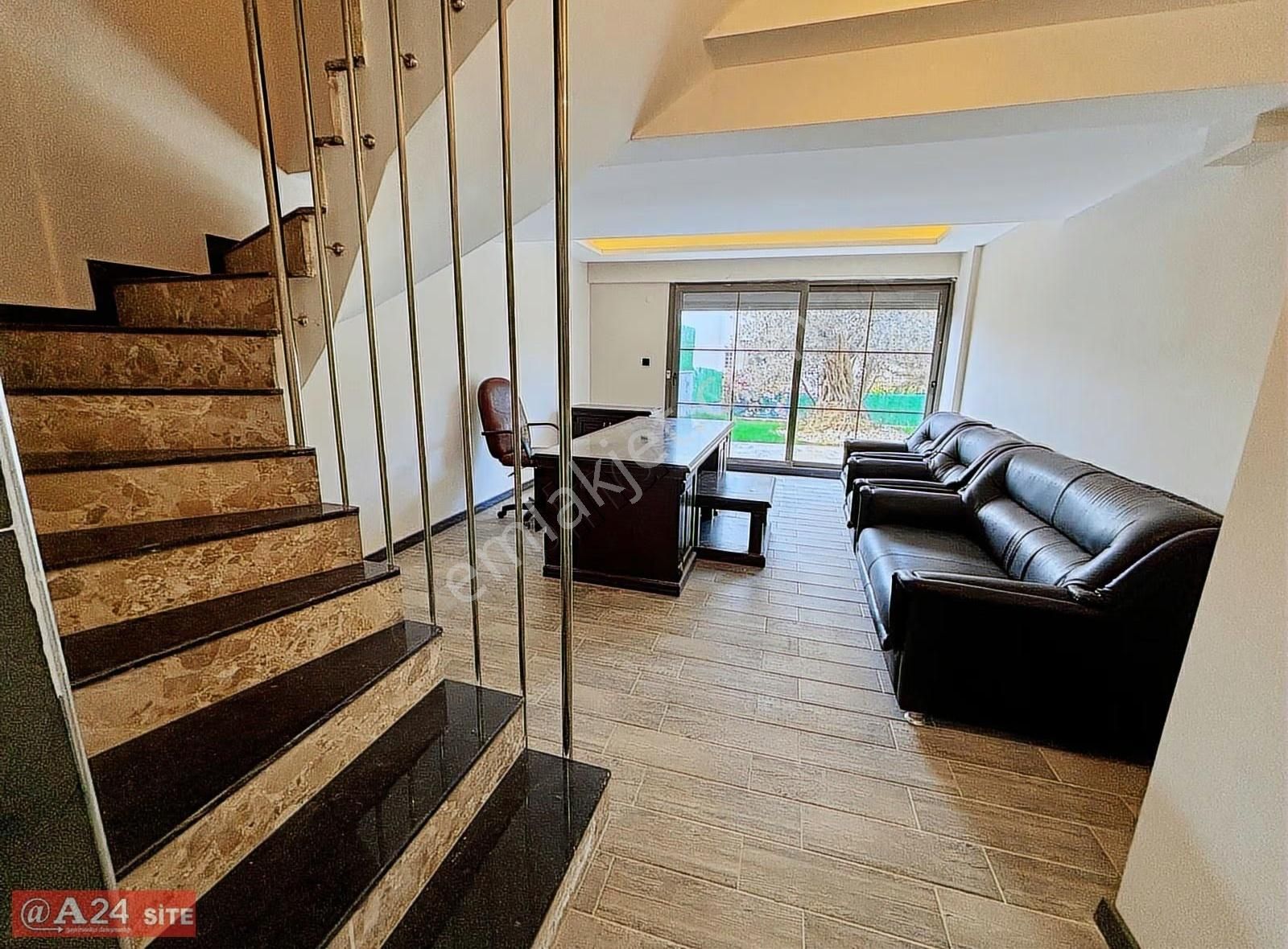 Güzelbahçe Çelebi Kolejler Bölgesinde Geniş Bahçeli Villa - Görsel 2