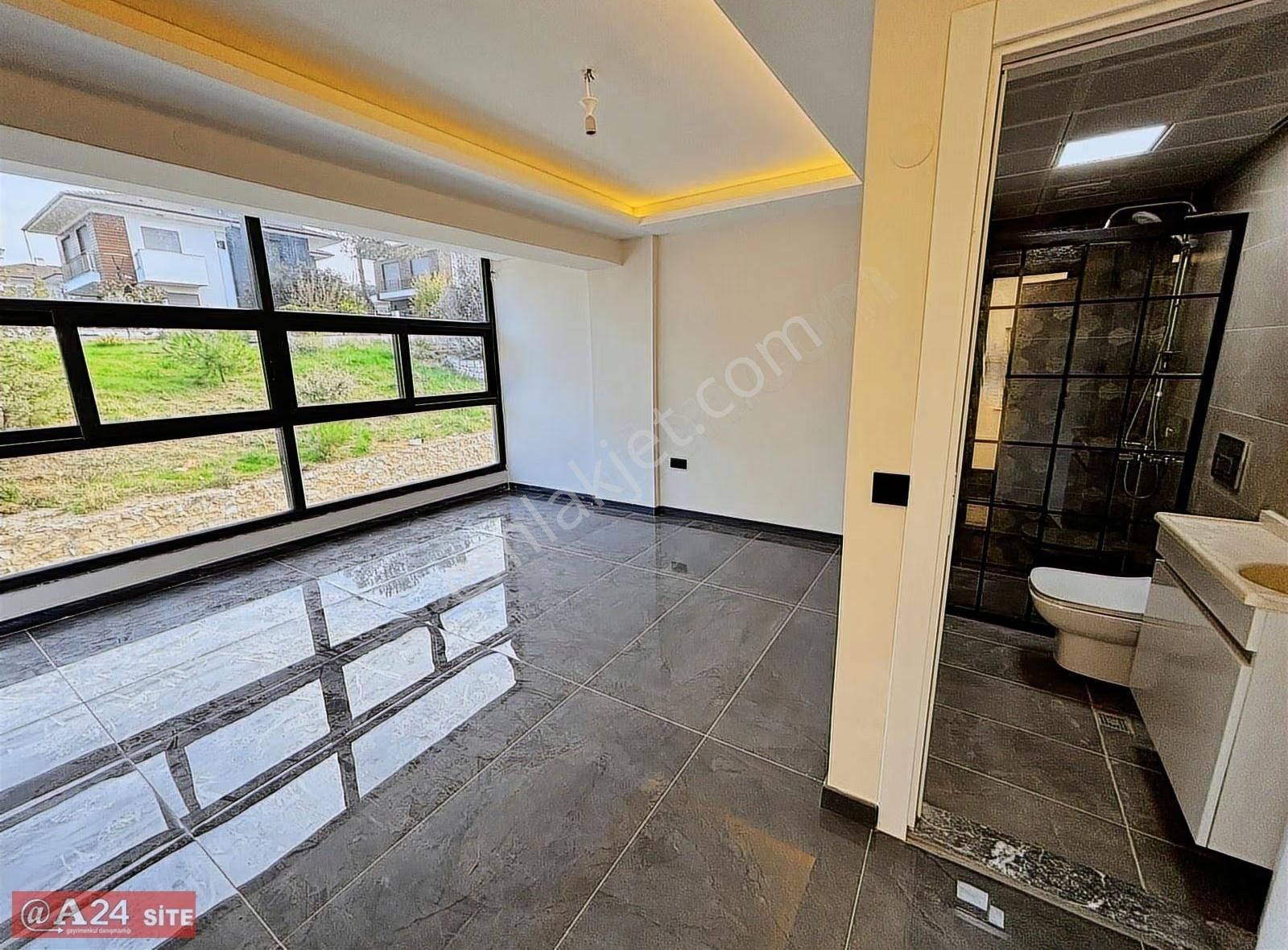 Güzelbahçe Çelebi Kolejler Bölgesinde Geniş Bahçeli Villa - Görsel 24