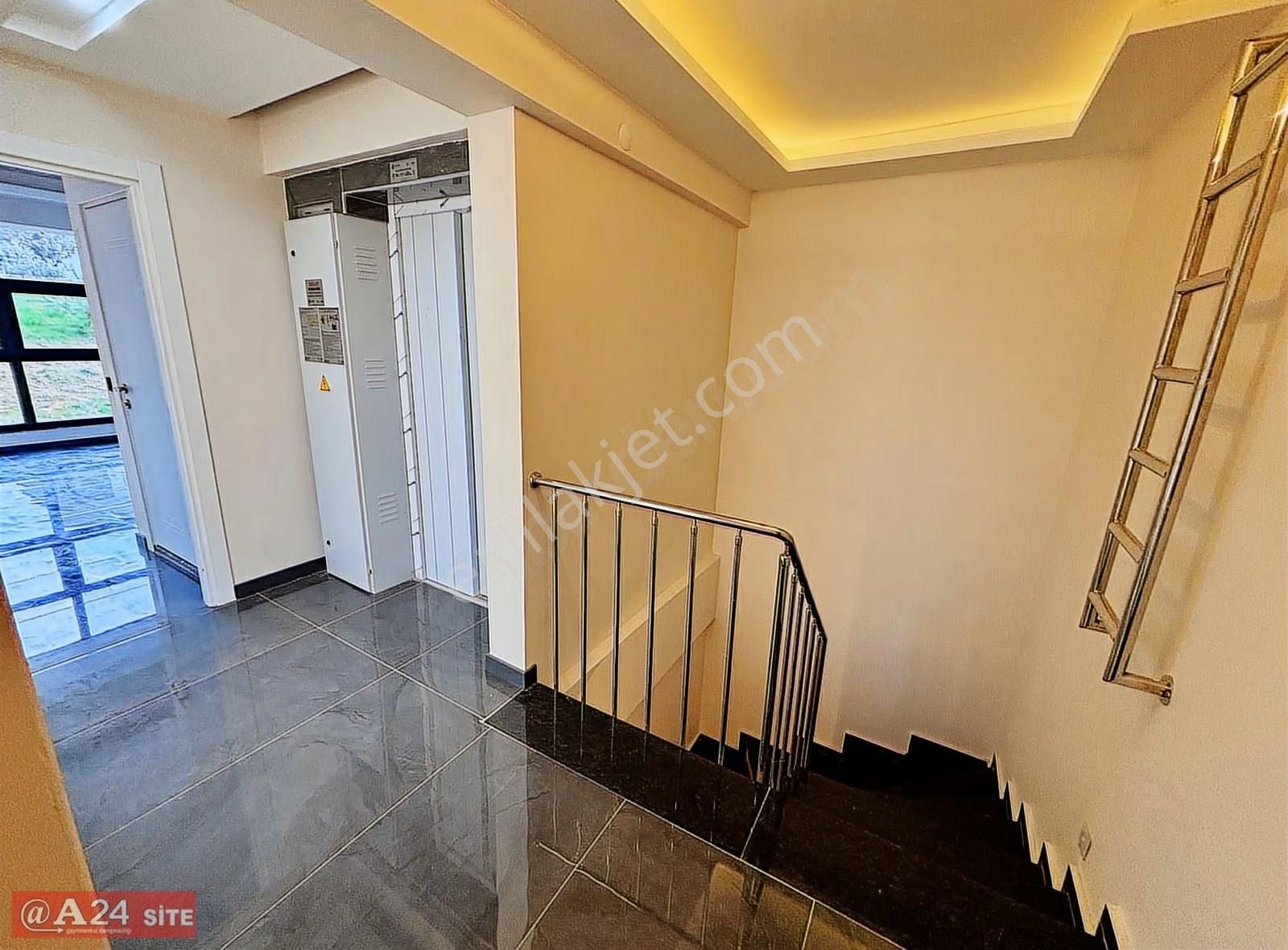 Güzelbahçe Çelebi Kolejler Bölgesinde Geniş Bahçeli Villa - Görsel 28