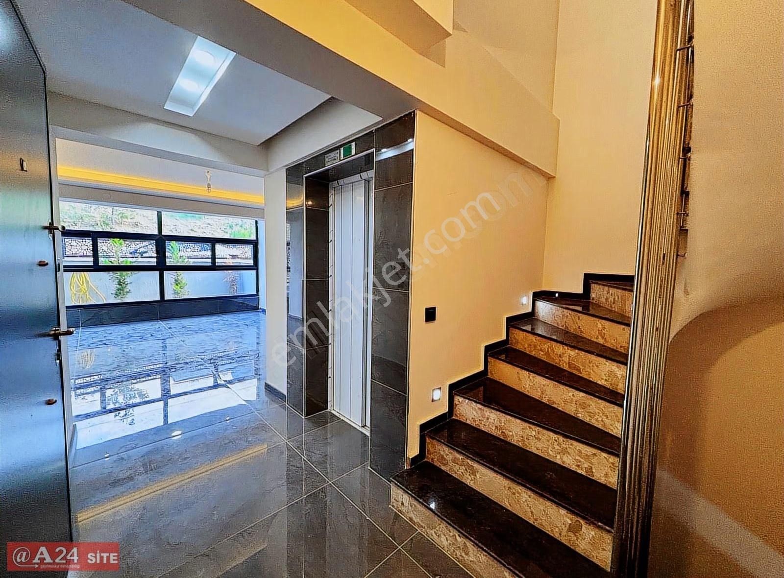 Güzelbahçe Çelebi Kolejler Bölgesinde Geniş Bahçeli Villa - Görsel 12