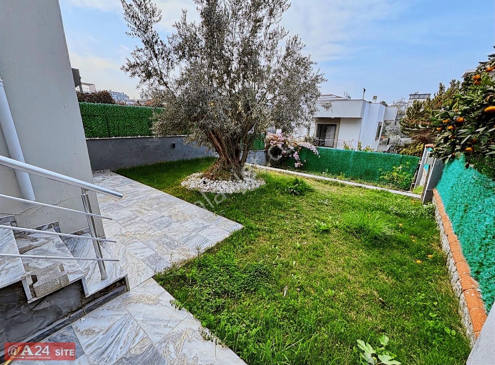 Güzelbahçe Çelebi Kolejler Bölgesinde Geniş Bahçeli Villa - Görsel 11