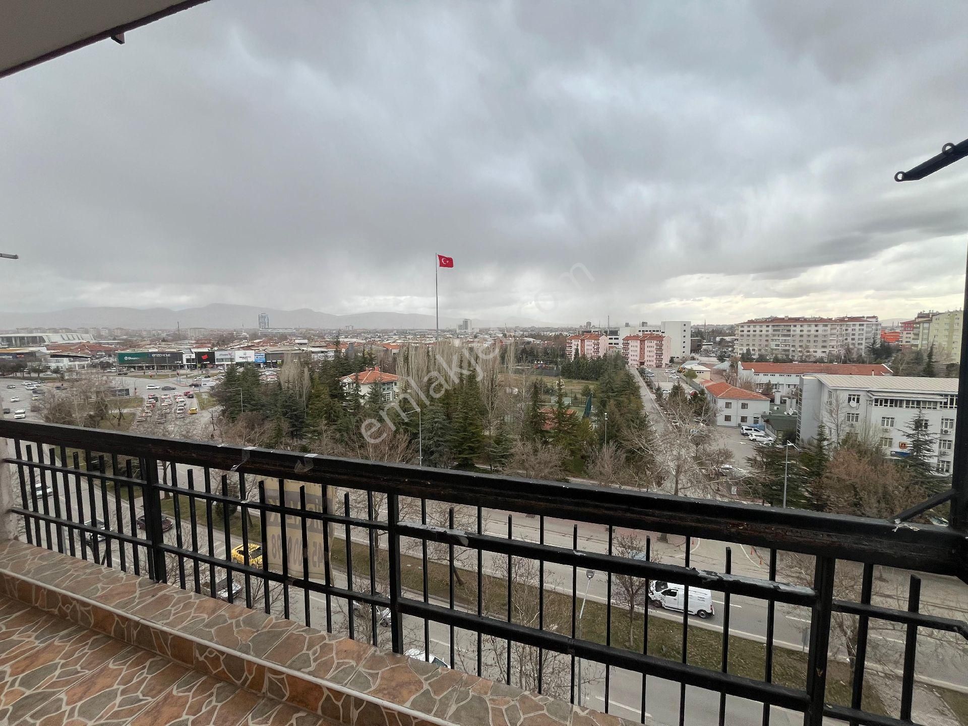 İl Jandarma Kapı Önünde