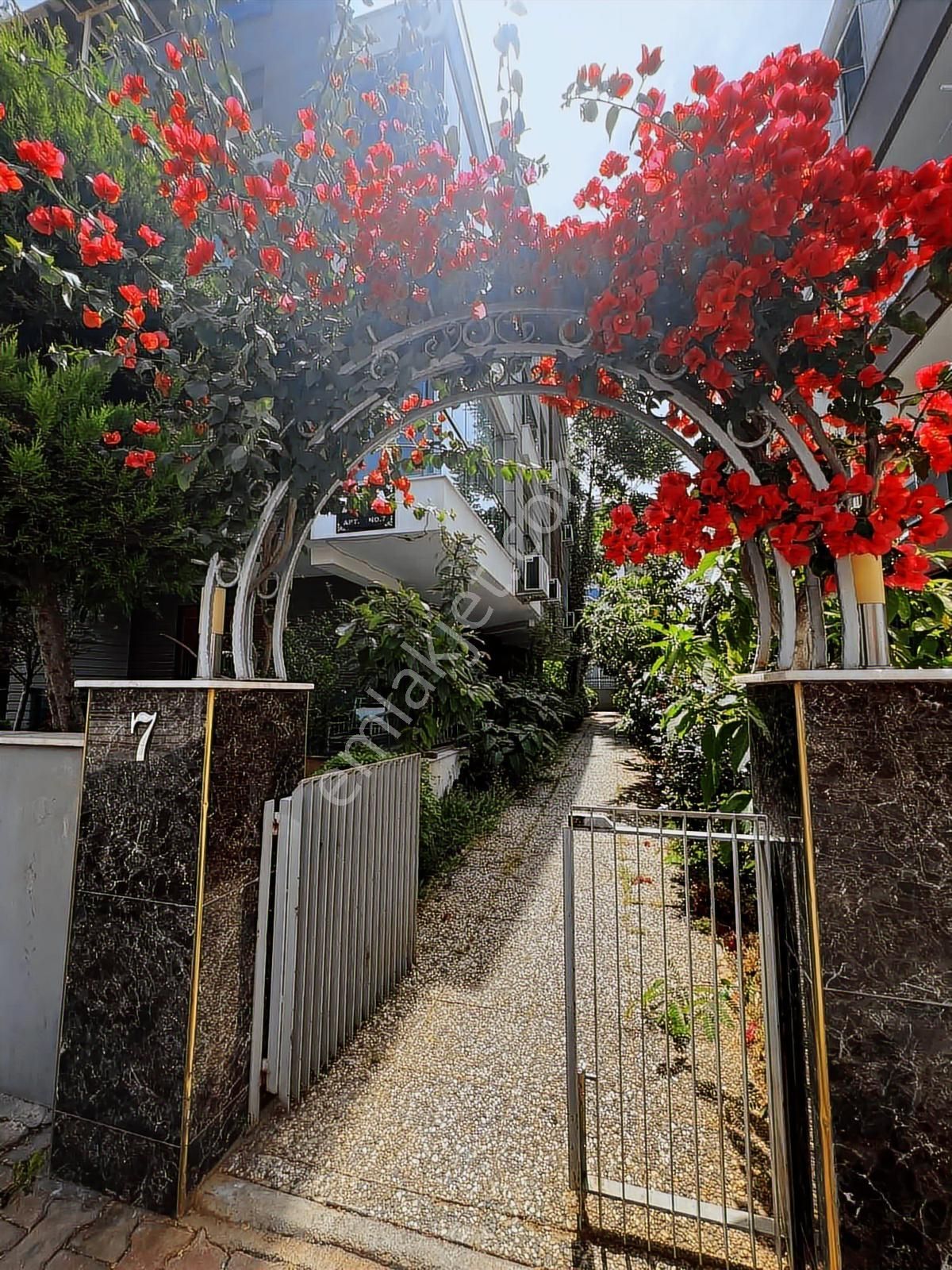 Güzeloba'da Eşyalı Kiralık 1+1 Daire - Görsel 12