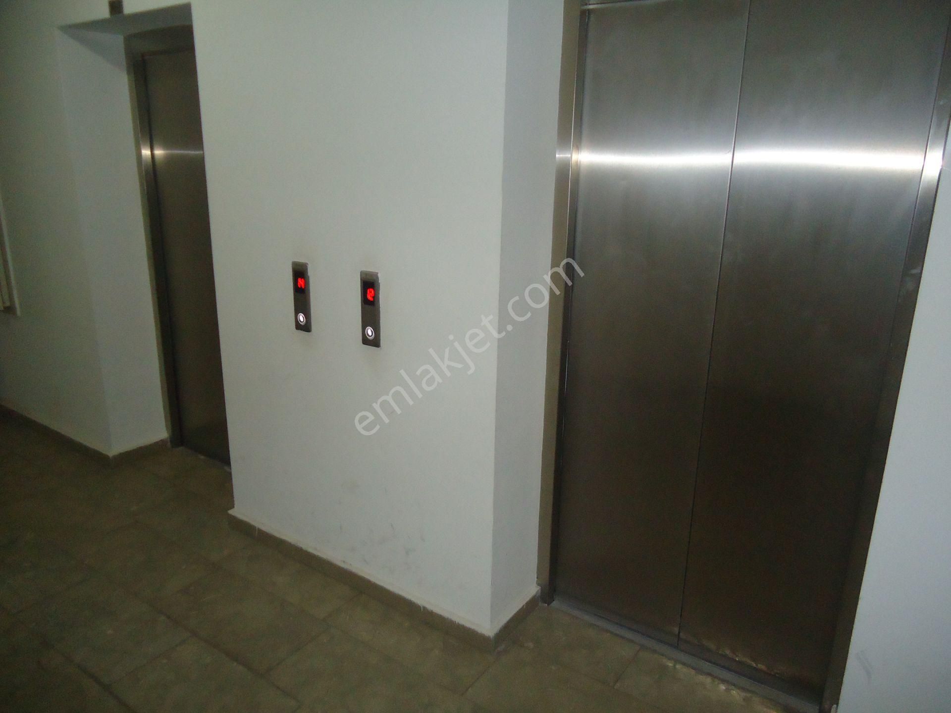 Krc'den Uzun Bloklarda Manzaralı Kiralık 3+1 Daire - Görsel 2