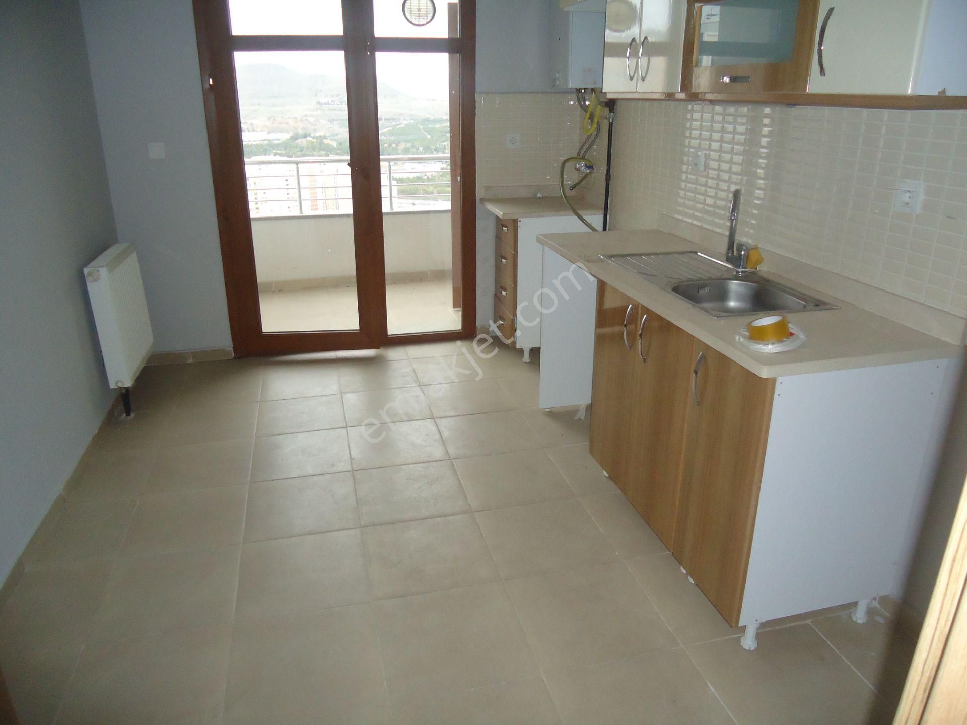 Krc'den Uzun Bloklarda Manzaralı Kiralık 3+1 Daire