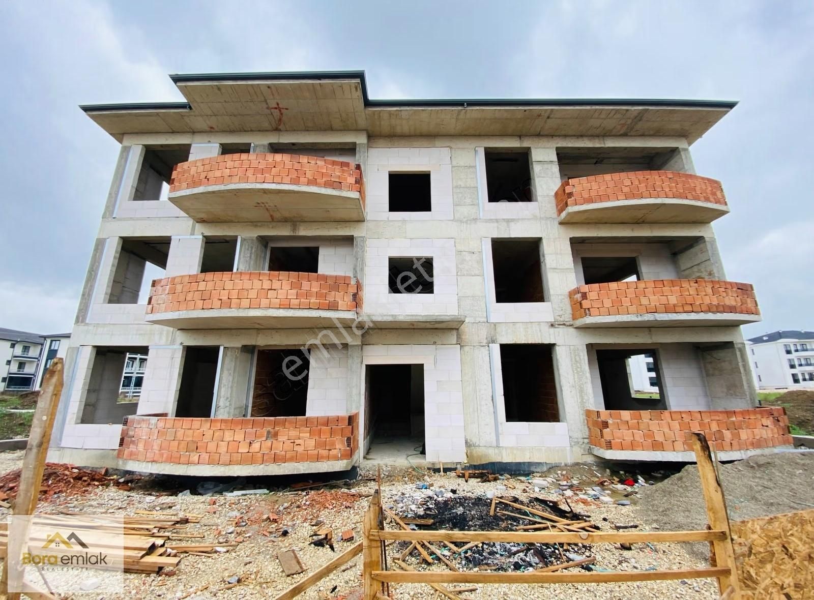 Bora Emlak'dan Ömercikler Mahallesi'nde Satılık 3+1 Daire