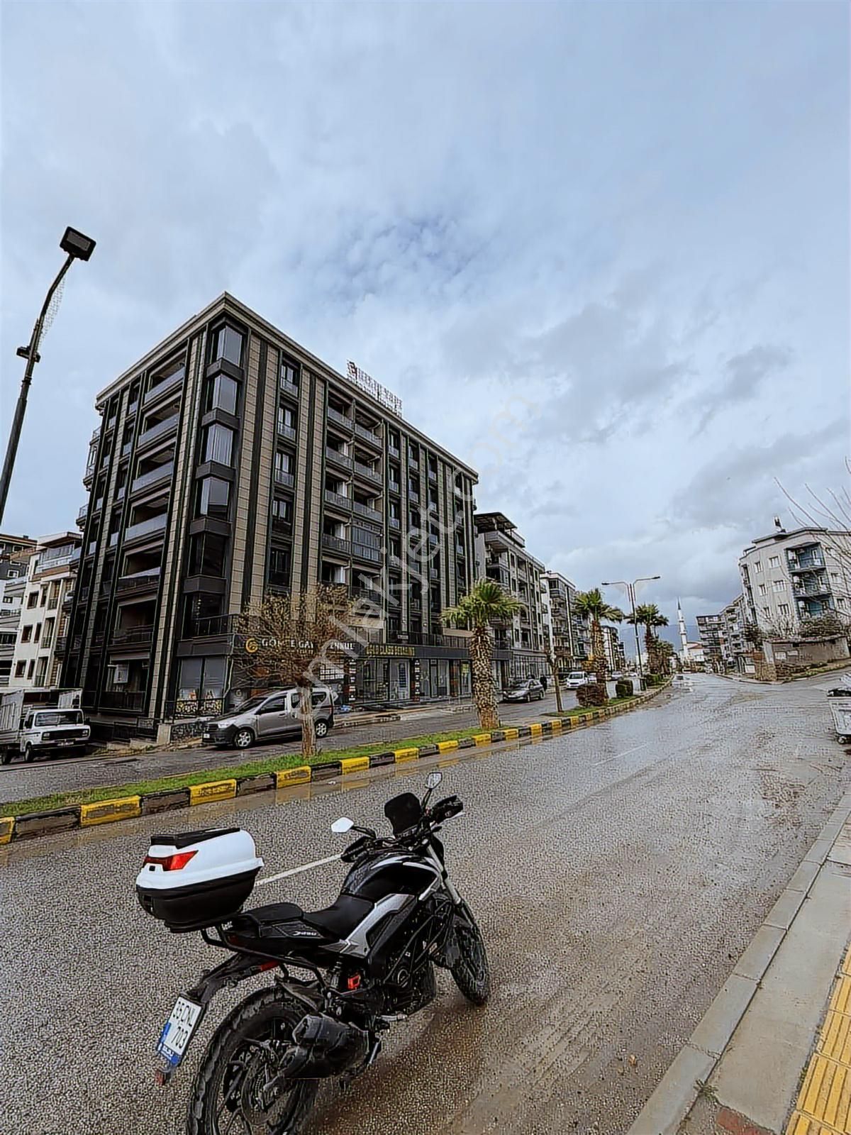 Menemende Satılık Daire 3+1 Teraslı Lüks Kapalı Mutfak